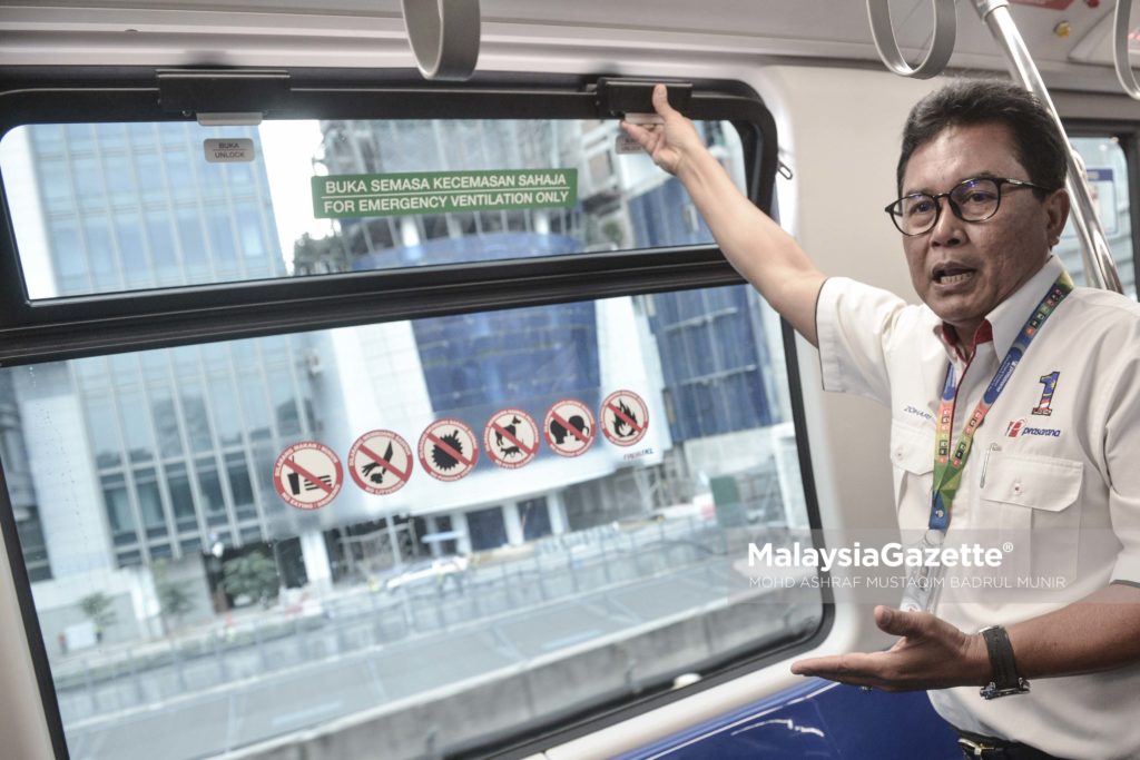 Ketua Pegawai Eksekutif Rapid Rail, Datuk Ir Zohari Sulaiman memberikan penjelasan mengenai ciri terbaru tingkap keselamatan yang merupakan aspek tambahan dan pembaharuan yang terdapat pada Tren Generasi Baru RapidKL yang dikenali sebagai Kuala Lumpur Additional Vehicle (KLAV) pada sesi Operasi Hari Pertama Tren Generasi Baru RapidKL Laluan Kelana Jaya di Ara Damansara. foto ASHRAF MUSTAQIM BADRUL MUNIR, 29 DISEMBER 2016.