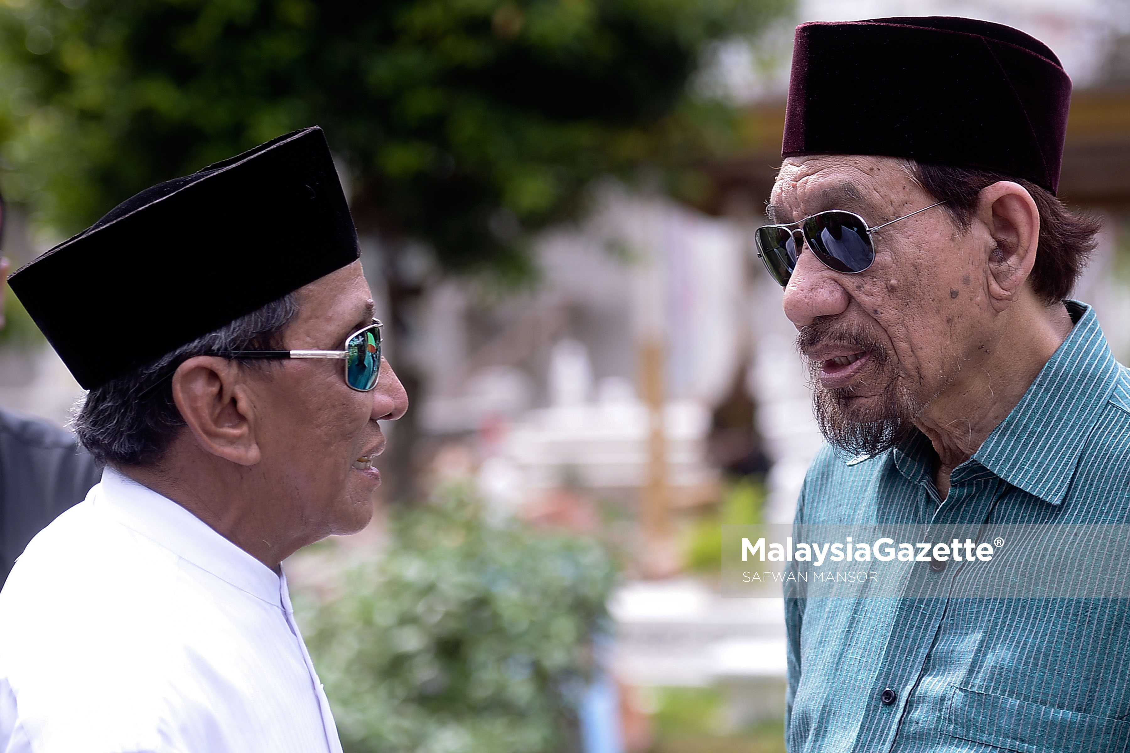 Penyanyi Veteran, Datuk A. Rahman Hassan dilihat turut hadir ke pengebumian jenazah Allahyarham Seniman Tan Sri SM Salim di Tanah Perkuburan Islam Jalan Ampang, Kuala Lumpur. foto SAFWAN MANSOR, 30 DISEMBER 2016