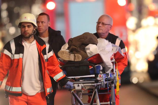 Pasukan kecemasan membawa keluar mangsa yang cedera selepas sebuah trak merempuh kawasan pasar Krismas di Berlin. Foto BBC