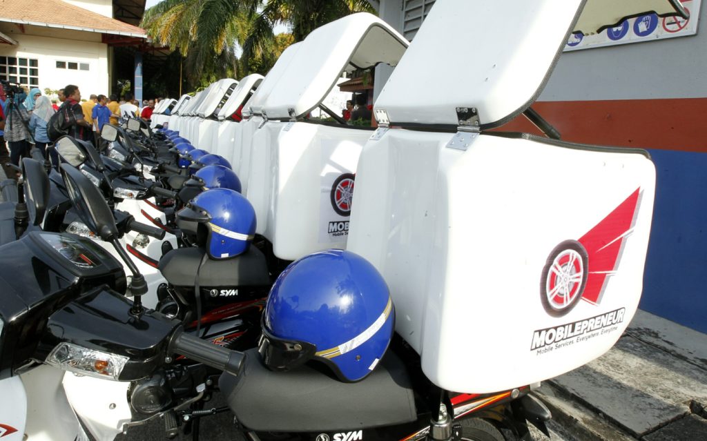 Motosikal dan peralatan yang diserahkan kepada para penerima pada Majlis Penyerahan Mobilepeneur Peringkata Negeri Johor, di Johor Bahru hari ini. 