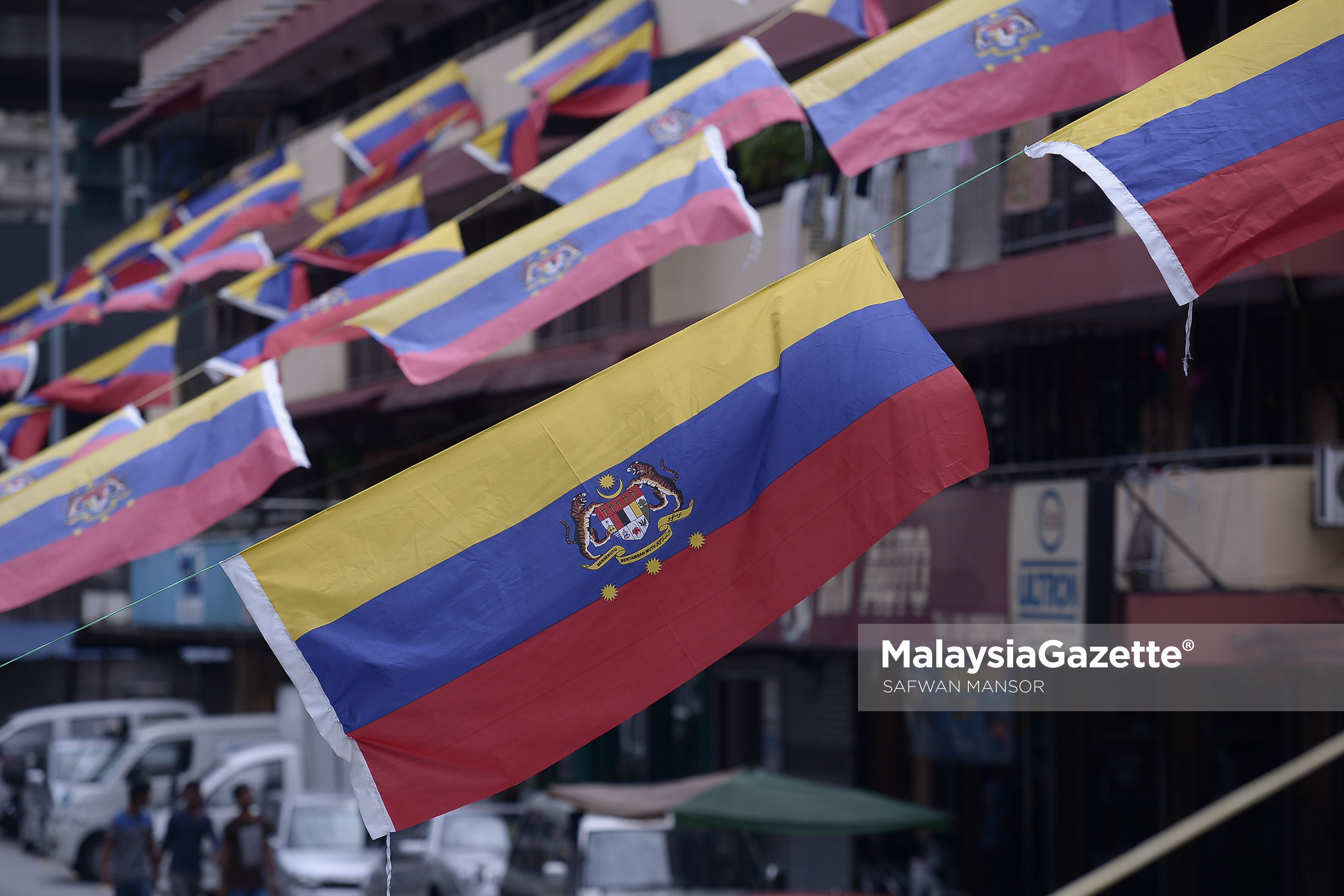 Puluhan deretan bendera Wilayah Persekutuan menghiasi perkarangan Flat PKNS Jalan Tun Razak ketika tinjauan lensa Malaysia Gazette menjelang sambutan Hari Wilayah. foto SAFWAN MANSOR, 31 JANUARI 2017