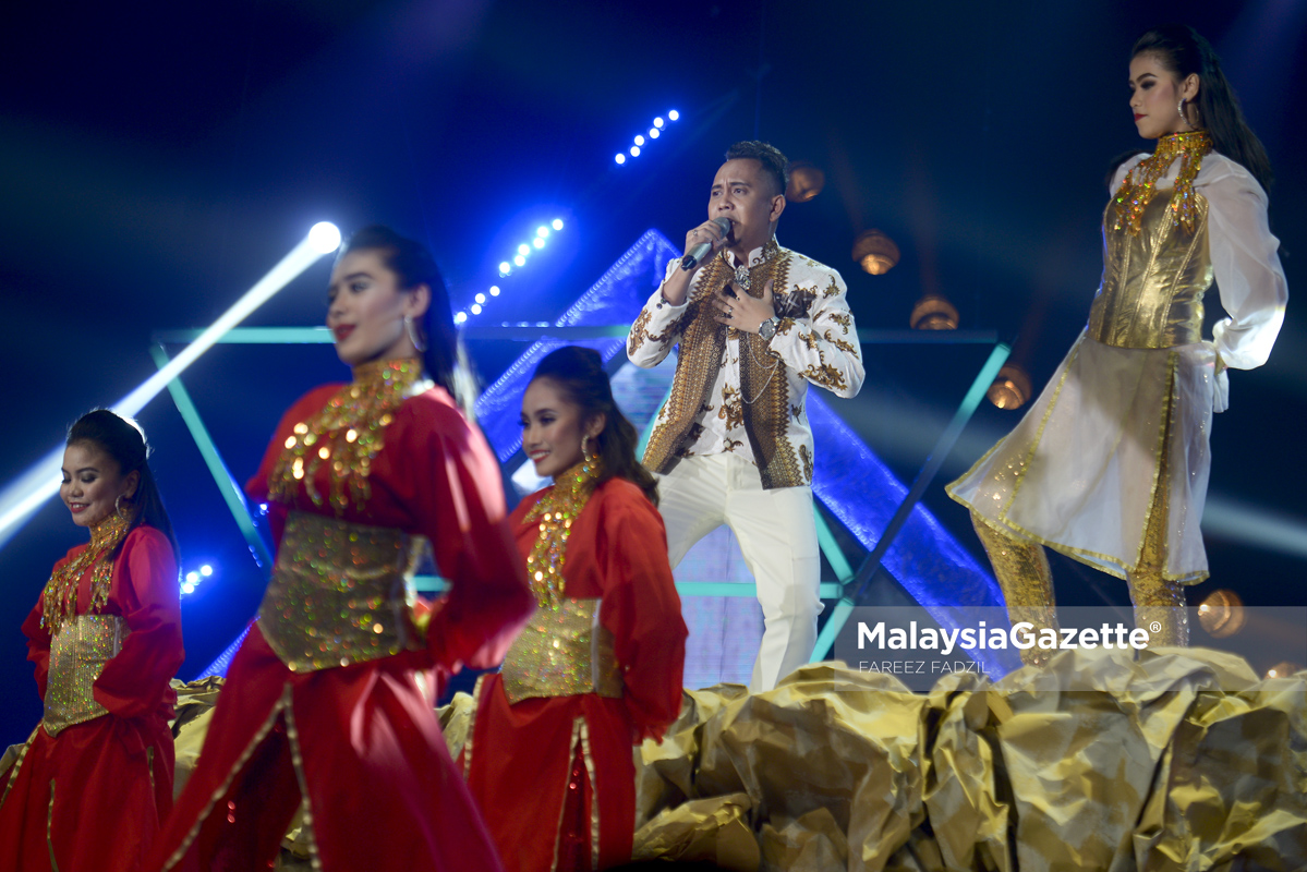 Azizul membuat persembahan dalam kategori Irama Malaysia pada Malam Konsert Akhir 3 Juara di Plaza Alam Sentral, Shah Alam. foto FAREEZ FADZIL, 08 JANUARI 2017