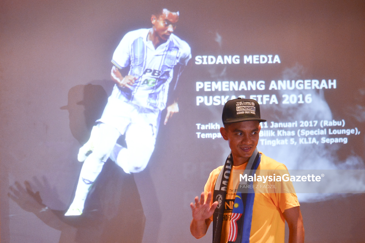 Faiz Subri melambai tangan pada sesi sidang media selepas memenangi Anugerah FIFA PUSKAS 2016 ketika tiba di Lapangan Terbang Antarabangsa Kuala Lumpur (KLIA), Sepang. foto FAREEZ FADZIL, 11 JANUARI 2017