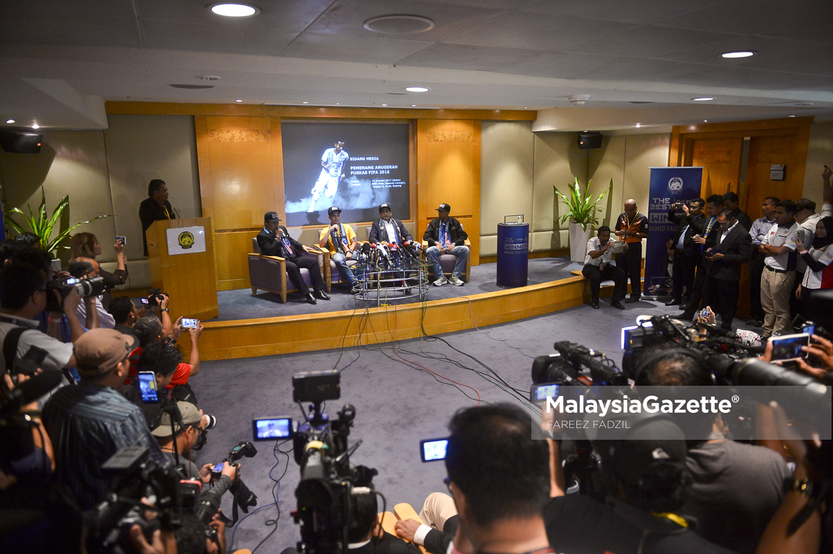 Faiz Subri bercakap pada sesi sidang media selepas memenangi Anugerah FIFA PUSKAS 2016 ketika tiba di Lapangan Terbang Antarabangsa Kuala Lumpur (KLIA), Sepang. foto FAREEZ FADZIL, 11 JANUARI 2017