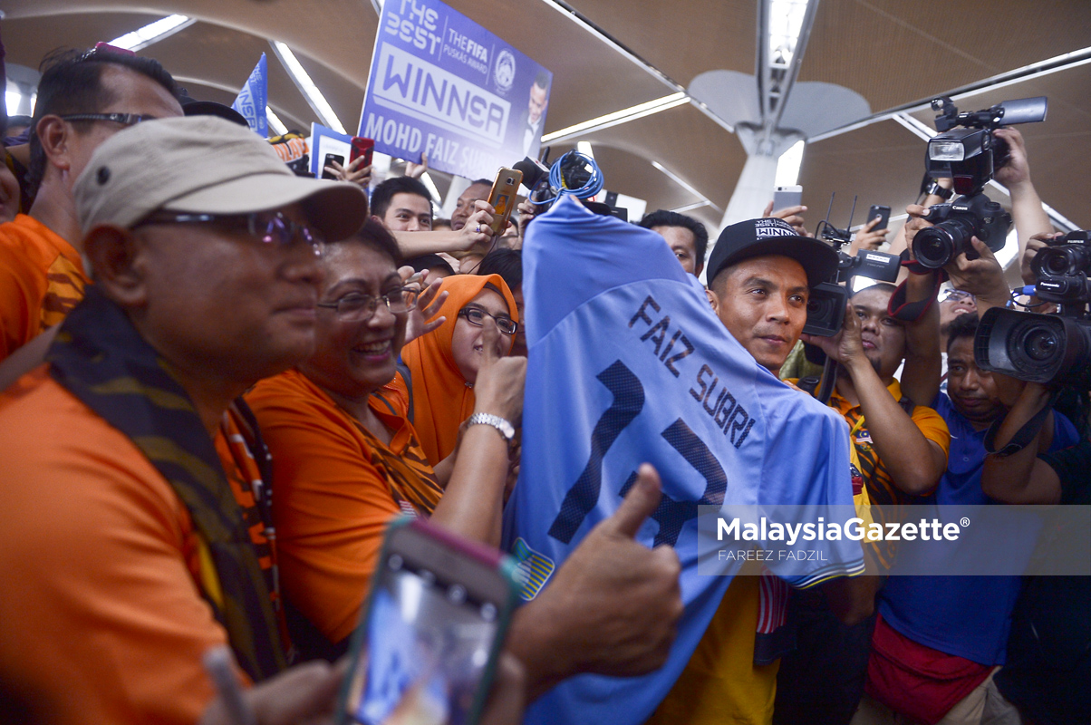 Faiz Subri bergambar kenangan bersama para penyokong ketika tiba di Lapangan Terbang Antarabangsa Kuala Lumpur (KLIA), Sepang. foto FAREEZ FADZIL, 11 JANUARI 2017