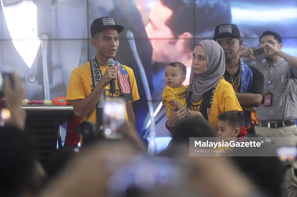 Faiz Subri (kiri) bersama isteri, Norzawanis Hashim (tiga kanan) dan dua anaknya Akif Fayyadh (dua kanan) dan Muhammad Aqil Zayyan (tengah) ketika tiba di Lapangan Terbang Antarabangsa Kuala Lumpur (KLIA), Sepang. foto FAREEZ FADZIL, 11 JANUARI 2017