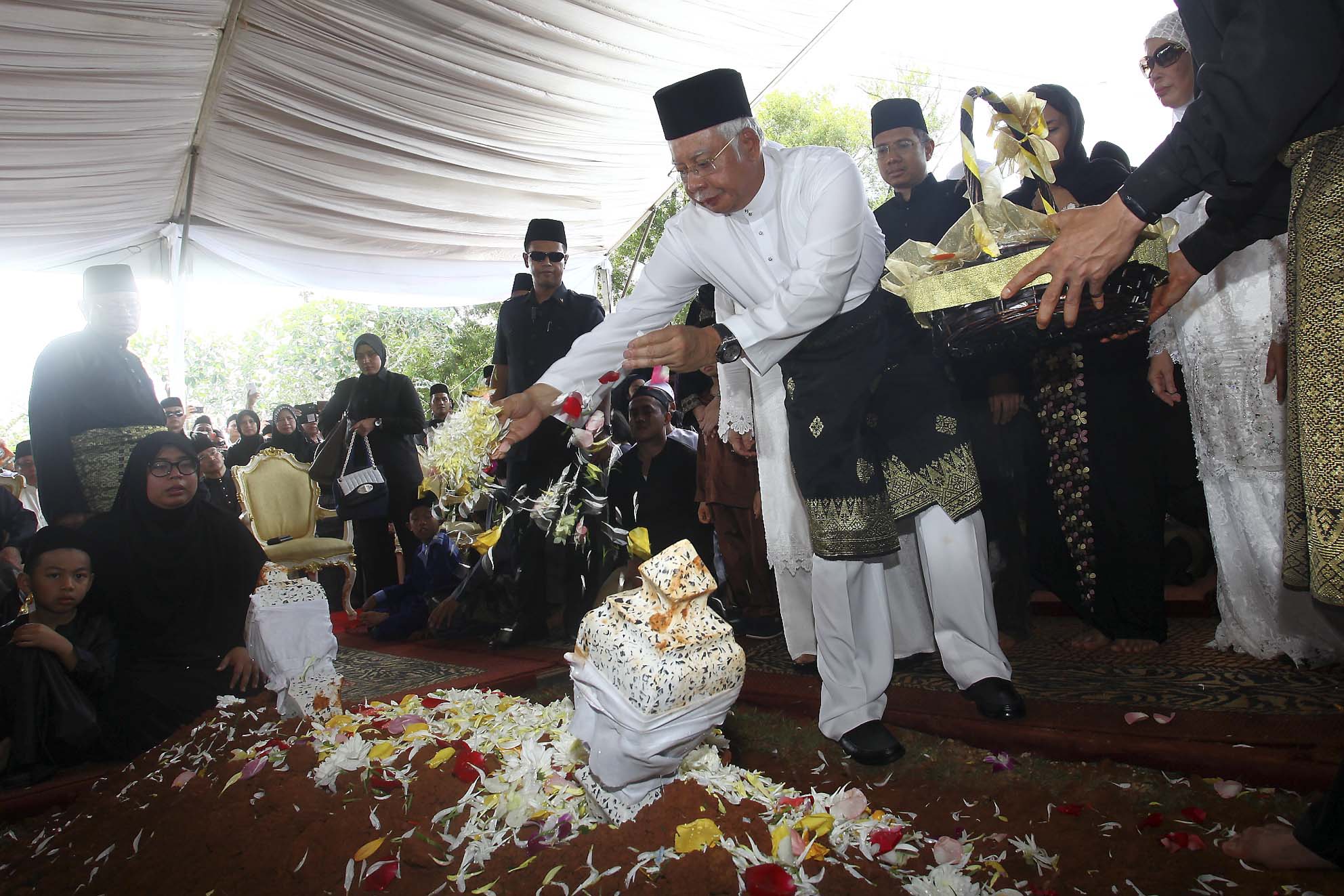 Perdana Menteri Datuk Seri Najib Tun Razak menabur bunga rampai di pusara Allahyarham Tan Sri Adenan Satem sebagai penghormatan terakhir selepas selamat disemadikan di Tanah Perkuburan Semariang, Sarawak. foto MALAYSIA GAZETTE, 12 JANUARI 2016.