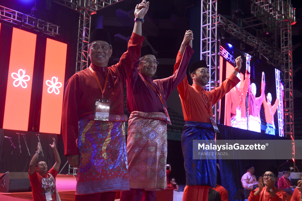 Pengerusi Parti Pribumi Bersatu Malaysia (PPBM), Tun Mahathir Mohamad (tengah) bersama Presiden Parti Pribumi Bersatu Malaysia (PPBM), Tan Sri Muhyiddin Yassin (kiri) dan Timbalan Presiden Datuk Seri Mukhriz Mahathir (kanan) mengangkat tangan bersama pada Majlis Perasmian Parti Pribumi Bersatu Malaysia di Stadium Melawati Shah Alam. foto FAREEZ FADZIL, 14 JANUARI 2016