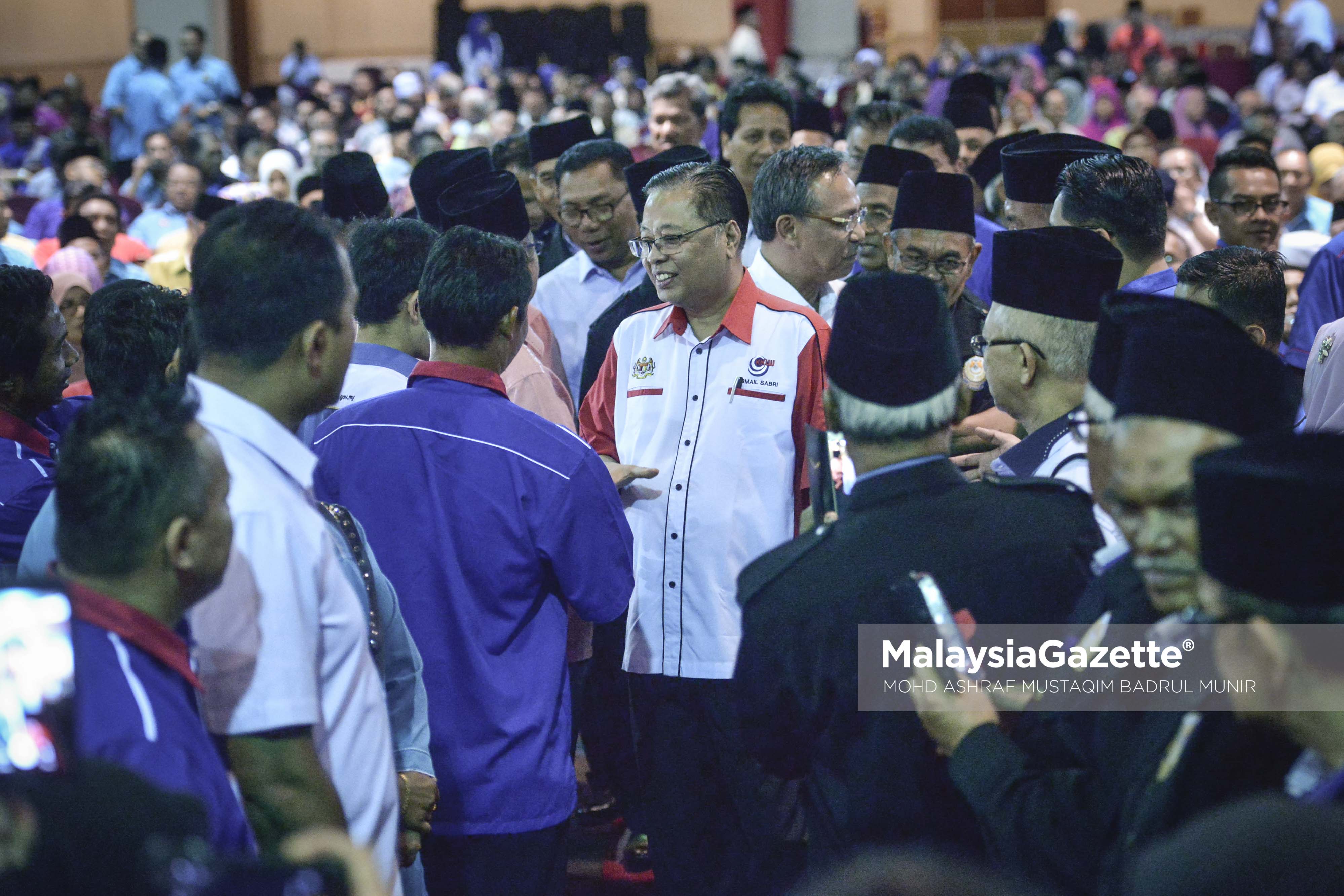 Menteri Kemajuan Luar Bandar dan Wilayah, Datuk Seri Ismail Sabri Yaakob bersalaman dengan orang ramai ketika hadir pada Majlis Perhimpunan JKKK Negeri Johor di Berjaya Waterfront Hotel, Johor Bahru. foto ASHRAF MUSTAQIM BADRUL MUNIR, 16 JANUARI 2017.