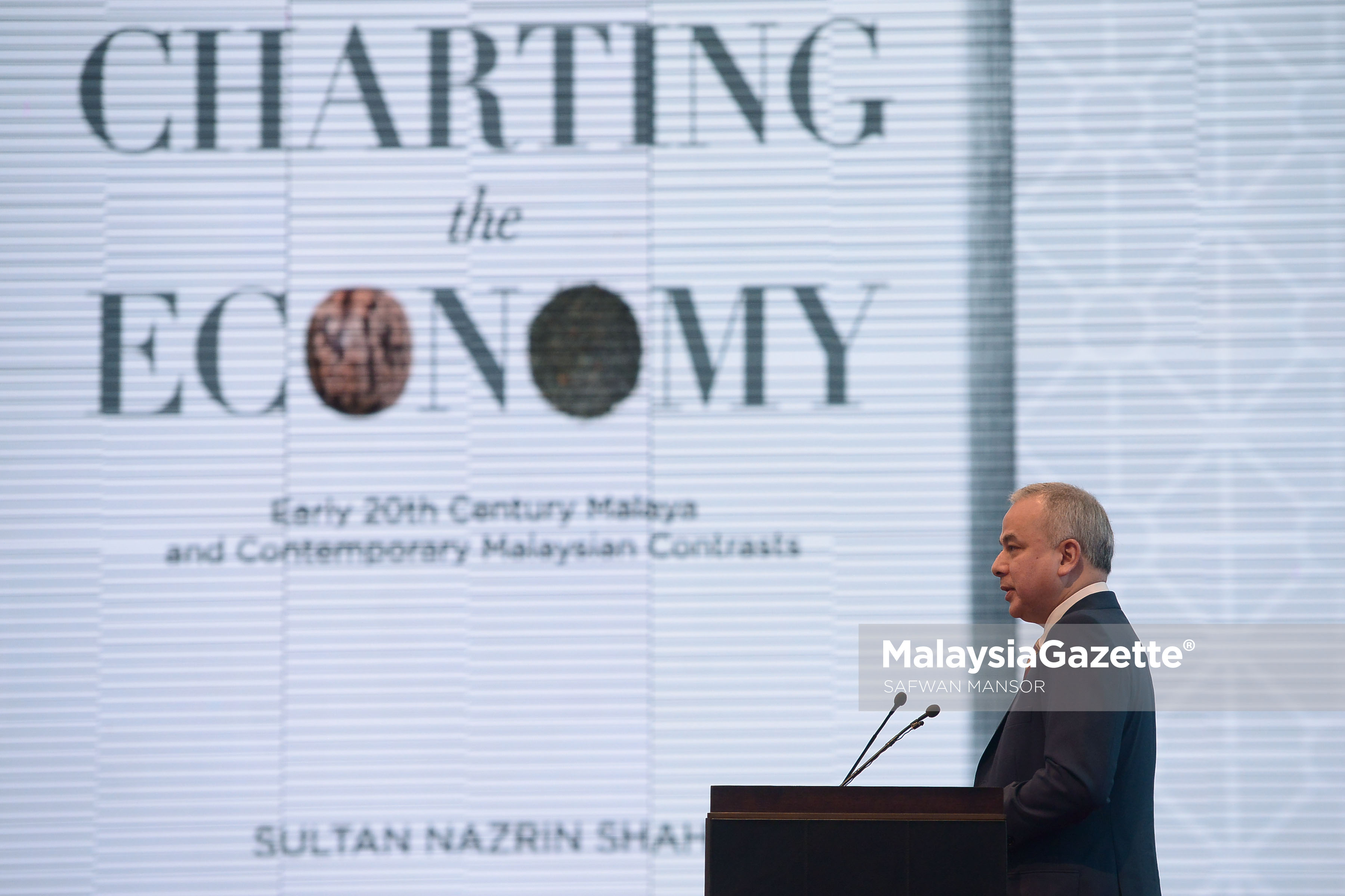 Sultan Perak, Sultan Nazrin Muizzudin Shah berkenan memberi ucapan pada Majlis Pelancaran Buku "Charting The Economy" yang ditulis oleh baginda di The St. Regis, Kuala Lumpur. foto SAFWAN MANSOR, 17 JANUARI 2017