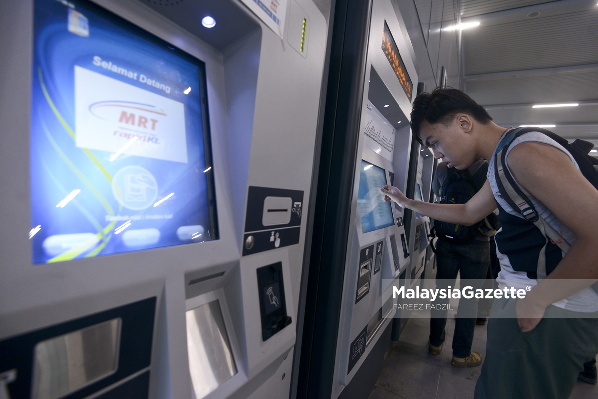 Seorang pengguna membeli tiket menggunakan mesin automatik MRT pada hari pertama pembayaran tiket ketika tinjauan lensa Malaysia Gazette di Stesen MRT Sungai Buloh, Selangor. foto FAREEZ FADZIL, 17 JANUARI 2017