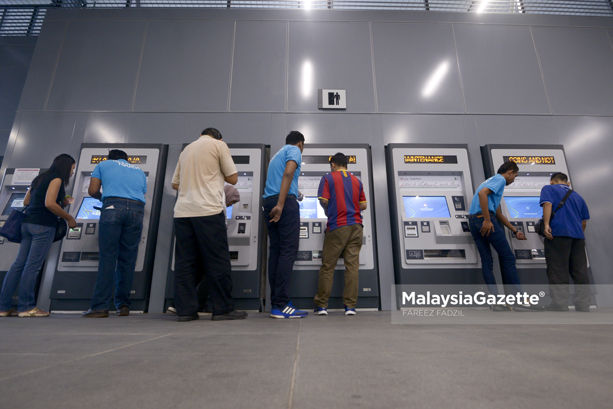 Orang ramai membeli tiket menggunakan mesin automatik MRT pada hari pertama pembayaran tiket ketika tinjauan lensa Malaysia Gazette di Stesen MRT Sungai Buloh, Selangor. foto FAREEZ FADZIL, 17 JANUARI 2017