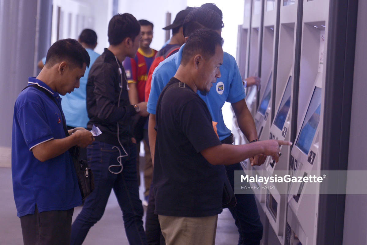 Orang ramai membeli tiket menggunakan mesin automatik MRT pada hari pertama pembayaran tiket semasa tinjauan lensa Malaysia Gazette di Stesen MRT Sungai Buloh, Selangor. foto FAREEZ FADZIL, 17 JANUARI 2017