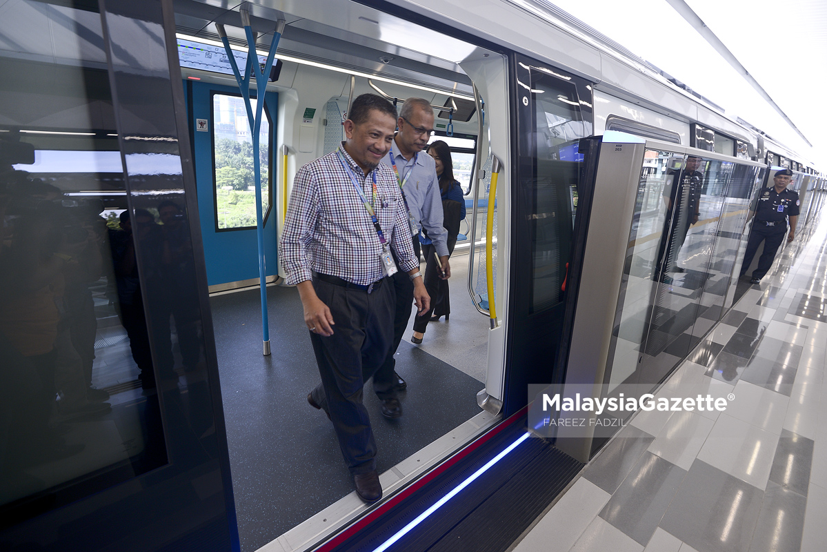Ketua Pegawai Operasi MRT, Muhammad Isom Azis (kiri) keluar dari gerabak MRT pada sesi walkabout hari pertama pembayaran tiket di Stesen MRT Sungai Buloh, Selangor. foto FAREEZ FADZIL, 17 JANUARI 2017