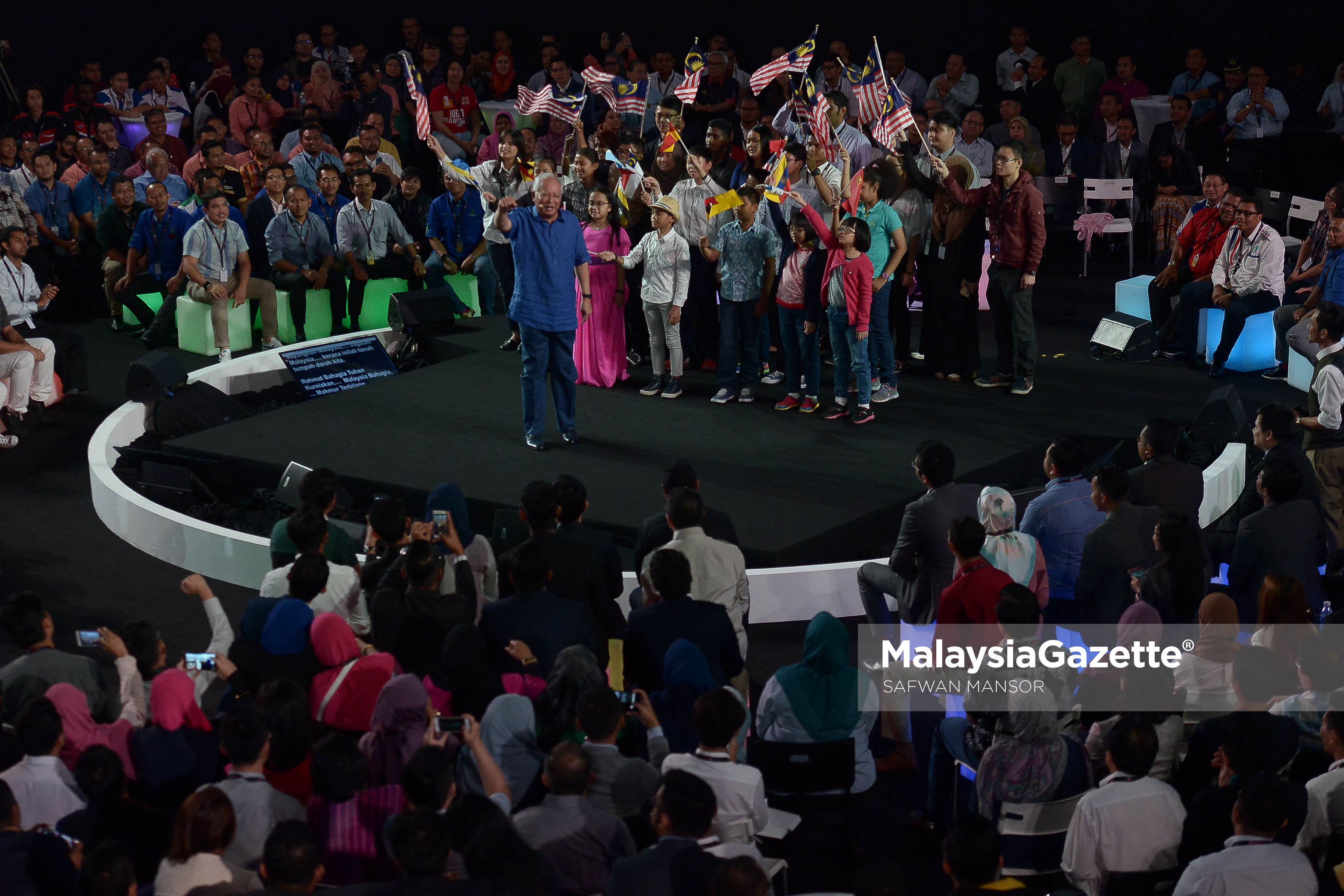 Perdana Menteri, Datuk Seri Najib Tun Razak melaungkan Hidup Malaysia pada Dialog Transfotmasi Nasional 2050 di Dewan Tunku Canselor, Universiti Malaya, Kuala Lumpur. foto SAFWAN MANSOR, 19 JANUARI 2017