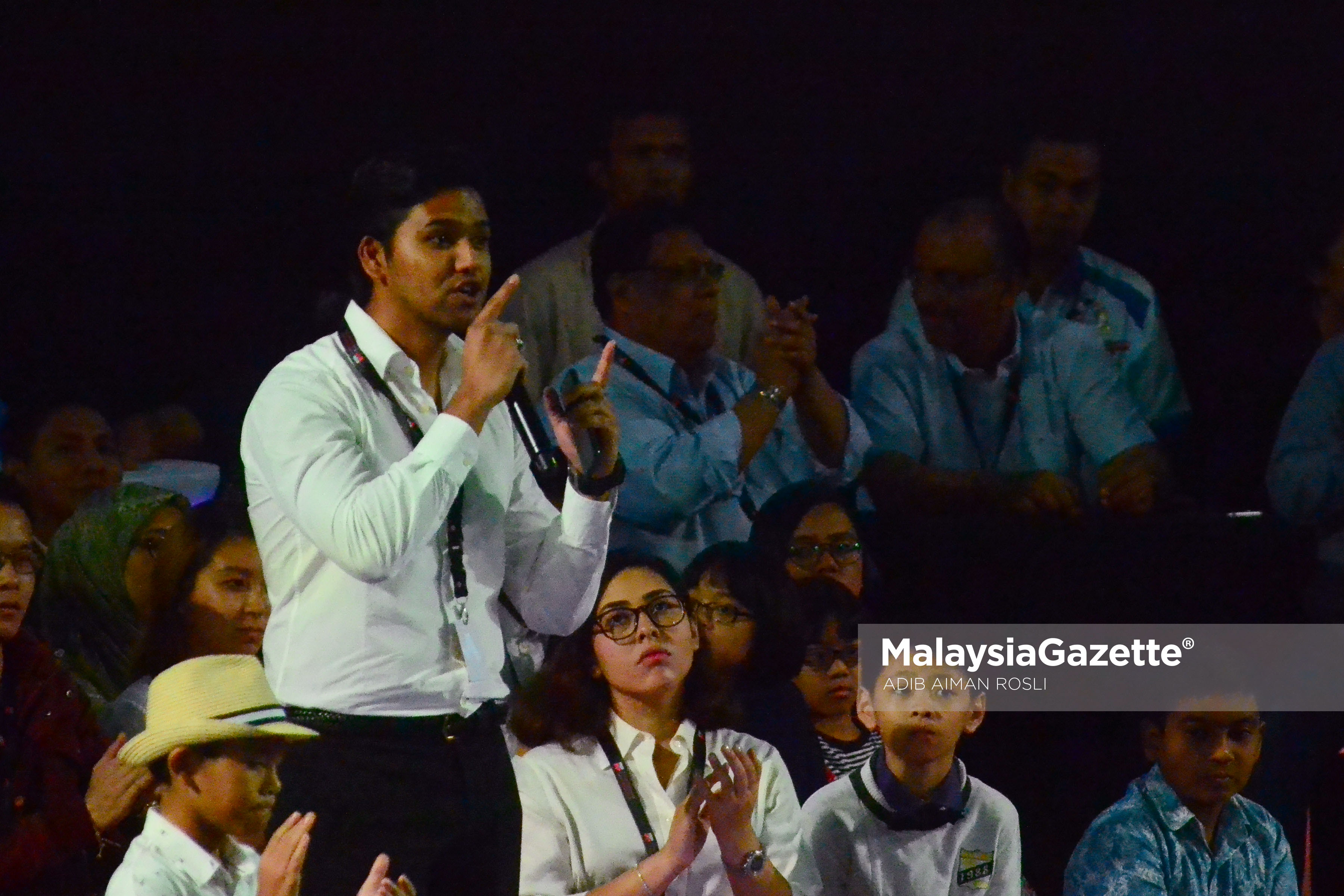 Seorang Pelajar univeristi mengajukan soalan kepada Perdana Menteri, Datuk Seri Najib Tun Razak pada sesi Dialog Perdana Trasformasi Nasional 2050 memasuki Dewan Tunku Canselor di Universiti Malaya, Kuala Lumpur. foto ADIB AIMAN ROSLI , 19 JANUARI 2017