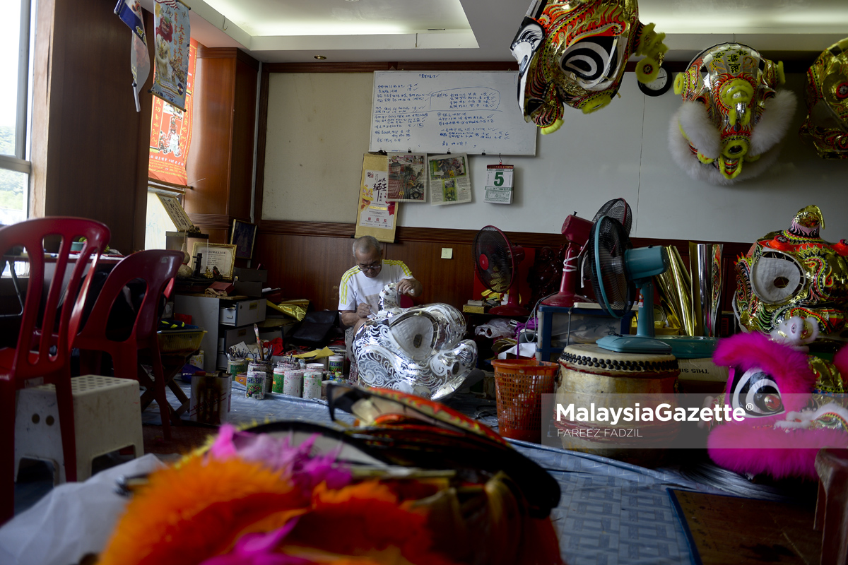 Pengusaha, Lim Meng Kok mewarnai kepala singa menggunakan pengalaman dan keseniannya ketika tinjauan lensa Malaysia Gazette pembuatan kepala singa sempena Tahun Baru Cina di kawasan Perindustrian KIP, Kuala Lumpur. foto FAREEZ FADZIL, 09 JANUARI 2017
