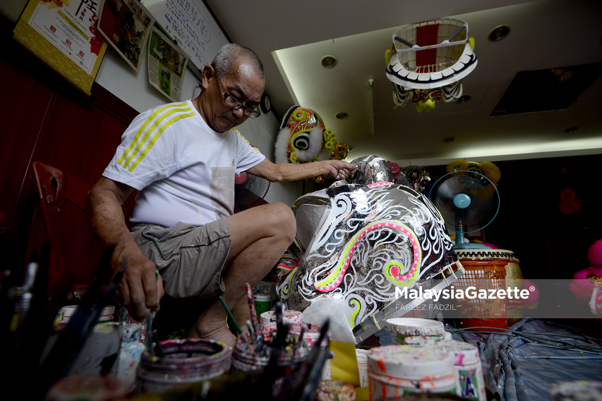 Pengusaha, Lim Meng Kok mewarnai kepala singa menggunakan pengalaman dan keseniannya ketika tinjauan lensa Malaysia Gazette pembuatan kepala singa sempena Tahun Baru Cina di kawasan Perindustrian KIP, Kuala Lumpur. foto FAREEZ FADZIL, 09 JANUARI 2017