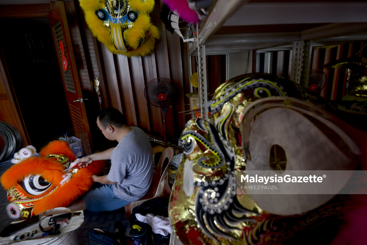 Proses menampal perhiasan dan memperkemaskan kepala singa ketika tinjauan lensa Malaysia Gazette pembuatan kepala singa sempena Tahun Baru Cina di kawasan Perindustrian KIP, Kuala Lumpur. foto FAREEZ FADZIL, 09 JANUARI 2017