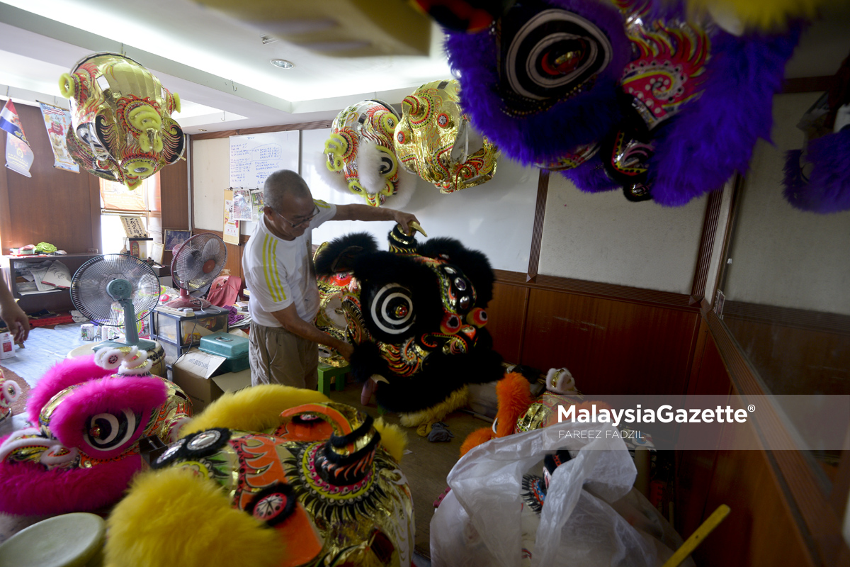 Pengusaha, Lim Meng Kok menyusun kepala singa yang telah siap ketika tinjauan lensa Malaysia Gazette pembuatan kepala singa sempena Tahun Baru Cina di kawasan Perindustrian KIP, Kuala Lumpur. foto FAREEZ FADZIL, 09 JANUARI 2017