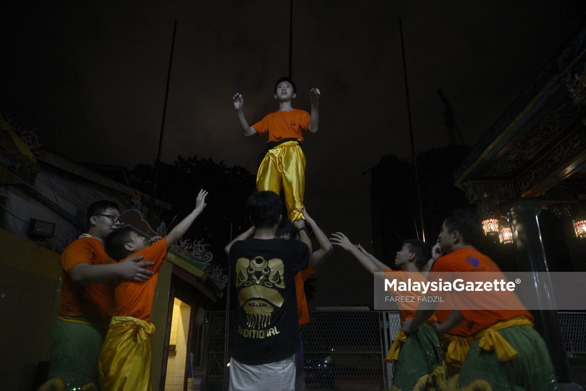 Sesi latihan kumpulan tarian singa sempena sambutan perayaan Tahun Baru Cina yang akan datang ketika tinjauan lensa Malaysia Gazette di Tokong Kuah Nah, Setapak. foto FAREEZ FADZIL, 18 JANUARI 2017