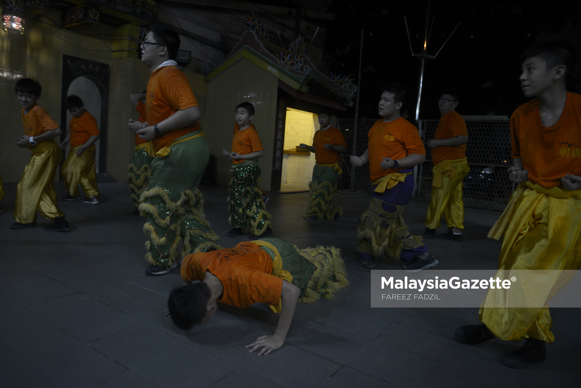 Sesi latihan kumpulan tarian singa sempena sambutan perayaan Tahun Baru Cina yang akan datang ketika tinjauan lensa Malaysia Gazette di Tokong Kuah Nah, Setapak. foto FAREEZ FADZIL, 18 JANUARI 2017
