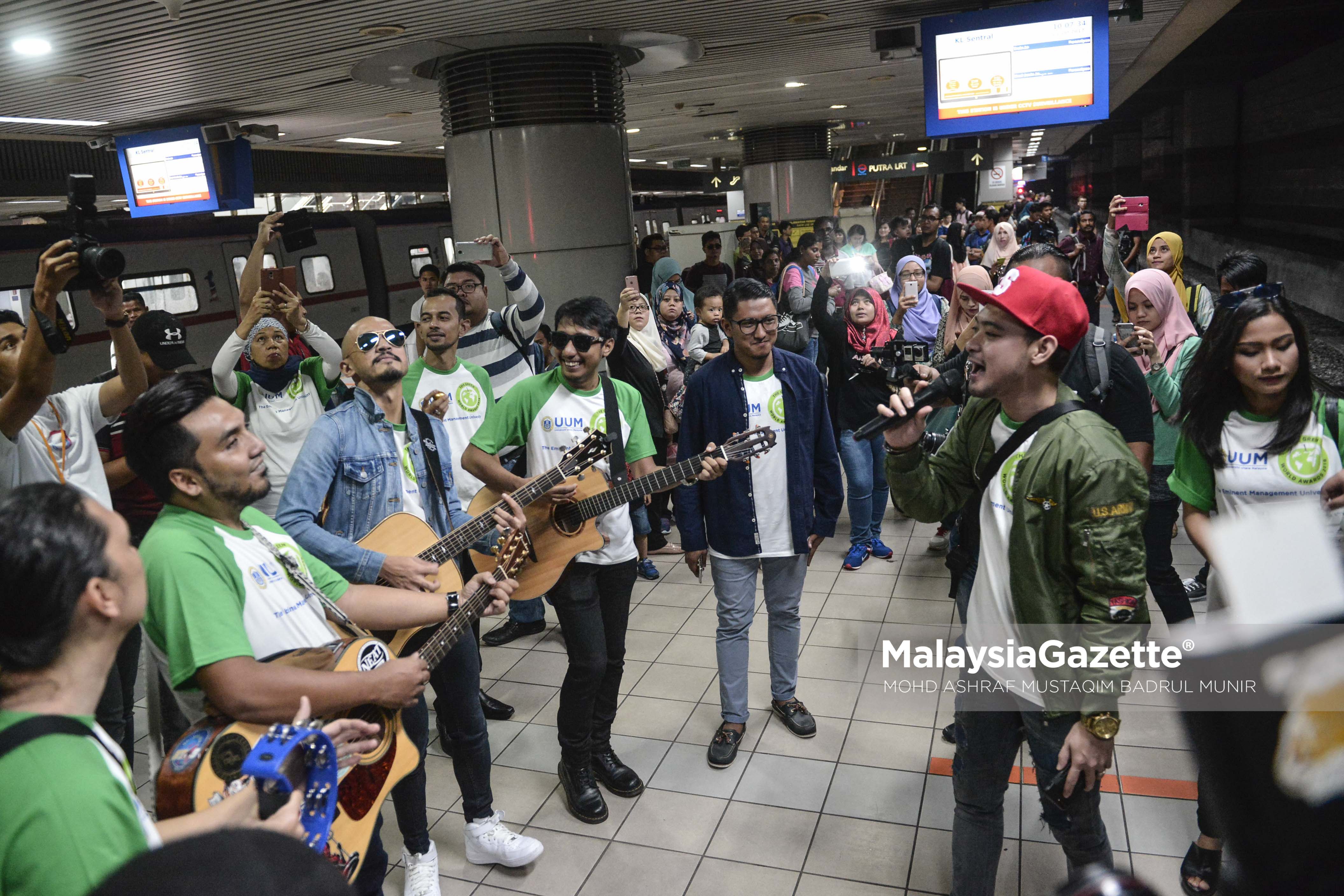 Penyanyi Tomok, bersama beberapa rakan artis lain seperti Zahid AF dan Aril AF menyanyikan lagu bagi menghiburkan orang ramai sambil mendapatkan derma untuk membantu anak yatim pada program Busking AId On Train di KL Sentral, Kuala Lumpur. foto ASHRAF MUSTAQIM BADRUL MUNIR, 21 JANUARI 2017.