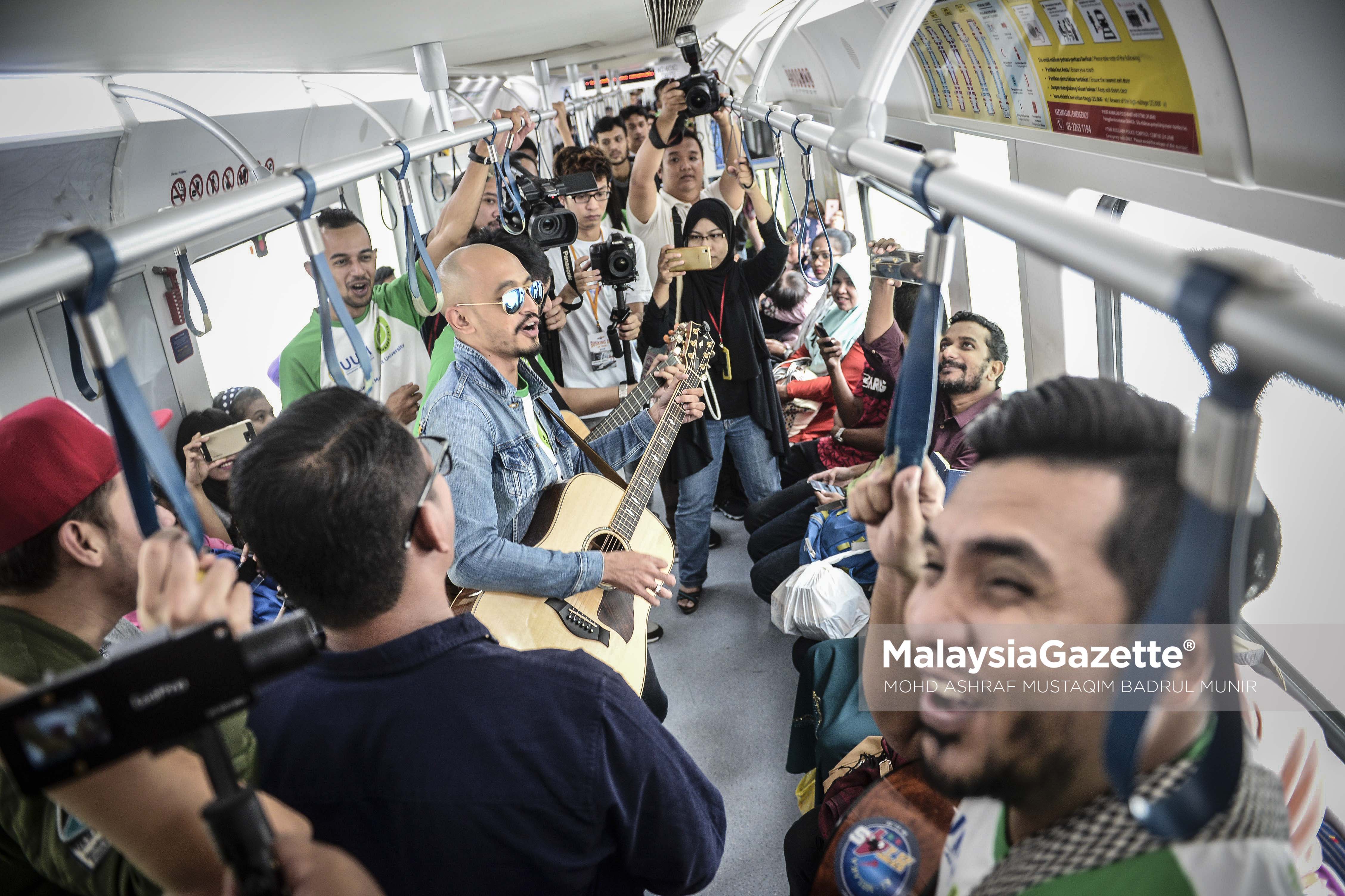 Penyanyi Tomok, bersama beberapa rakan artis lain seperti Aril AF, PU Hafiz dan Zahid menyanyikan lagu di dalam gerabak KTM bagi menghiburkan orang ramai sambil mendapatkan derma untuk membantu anak yatim pada program Busking AId On Train di KL Sentral, Kuala Lumpur. foto ASHRAF MUSTAQIM BADRUL MUNIR, 21 JANUARI 2017.