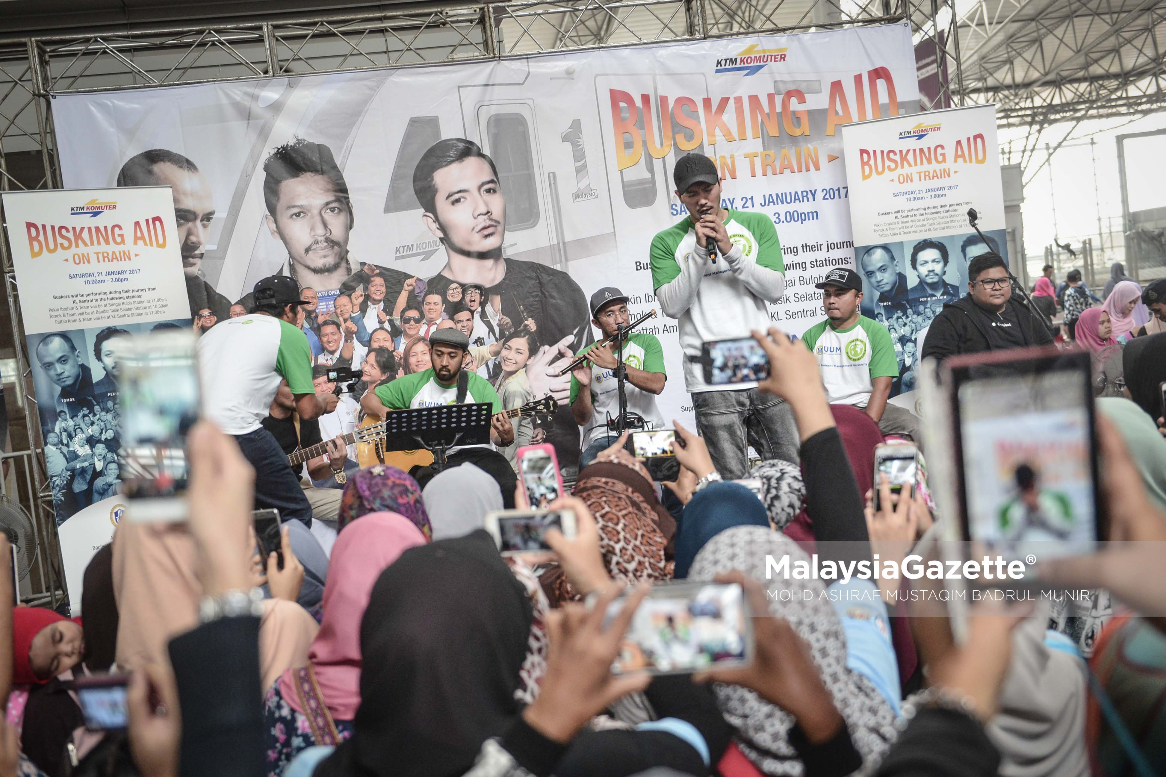 Fattah Amin turut serta menyanyikan lagu bagi menghiburkan orang ramai sambil mendapatkan derma untuk membantu anak yatim pada program Busking AId On Train di KL Sentral, Kuala Lumpur. foto ASHRAF MUSTAQIM BADRUL MUNIR, 21 JANUARI 2017.