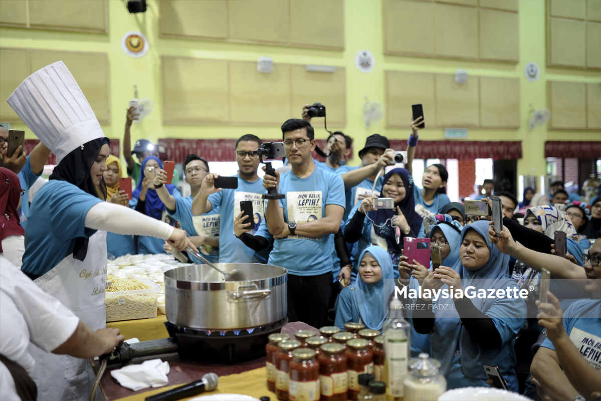 Penyanyi, Siti Nurhaliza (kiri) menunjukkan kebolehannya memasak pada program 'Moh Balik Lepih!' sempena ulangtahun Sitizone ke 13 di Sekolah Menengah Kebangsaan Clifford, Kuala Lipis, Pahang foto FAREEZ FADZIL, 21 JANUARI 2017