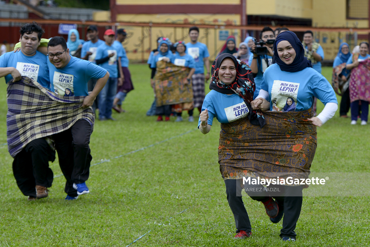 Penyanyi, Siti Nurhaliza (kanan) semasa menyertai sukaneka bersama peminatnya pada program 'Moh Balik Lepih!' sempena ulangtahun Sitizone ke 13 di Sekolah Menengah Kebangsaan Clifford, Kuala Lipis, Pahang foto FAREEZ FADZIL, 21 JANUARI 2017