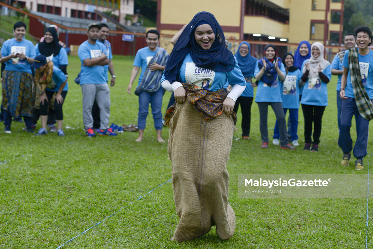 Penyanyi, Siti Nurhaliza menunjukkan kebolehannya belari dalam guni ketika menyertai sukaneka pada program 'Moh Balik Lepih!' sempena ulangtahun Sitizone ke 13 di Sekolah Menengah Kebangsaan Clifford, Kuala Lipis, Pahang foto FAREEZ FADZIL, 21 JANUARI 2017