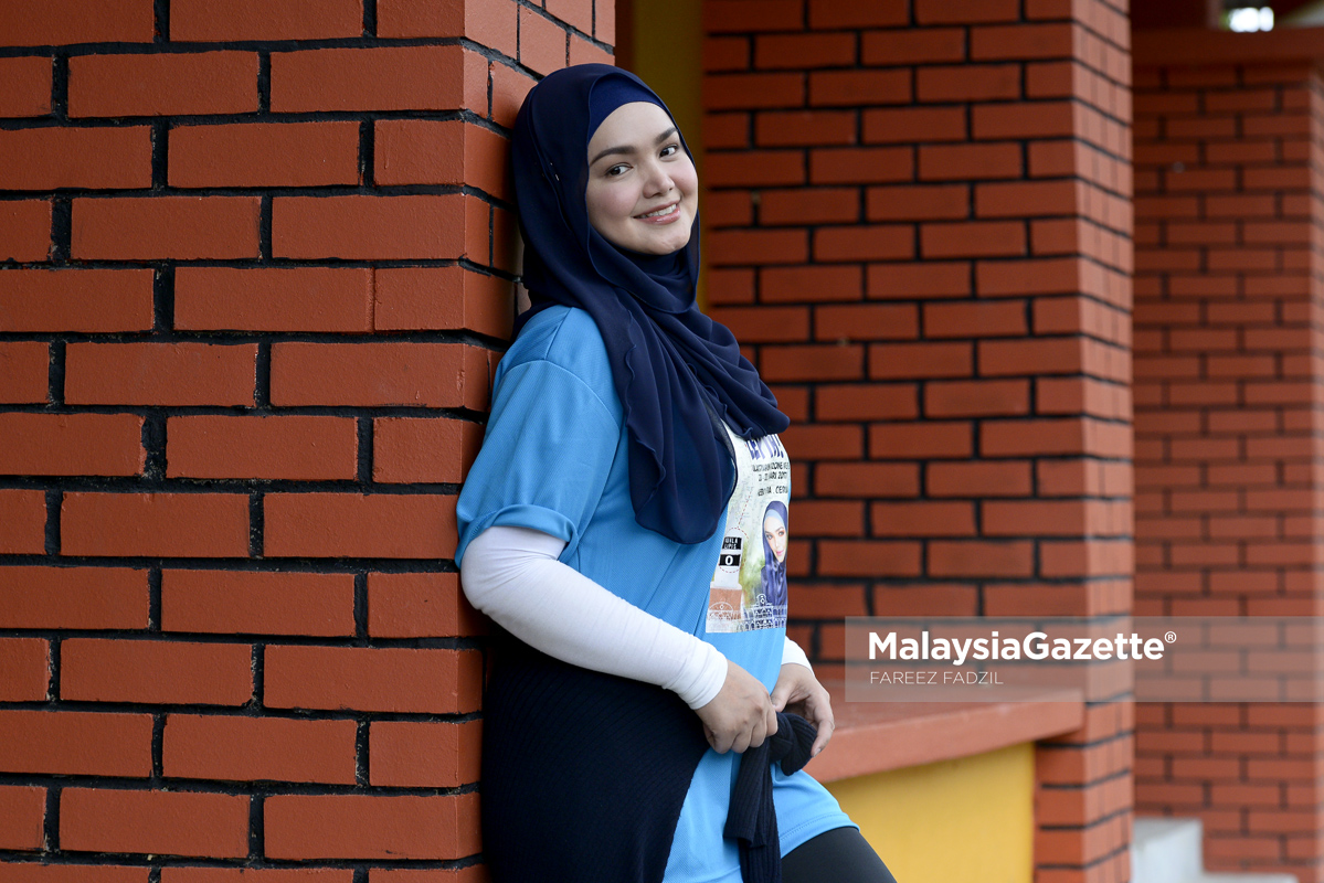 Fotografi bersama penyanyi, Siti Nurhaliza pada program 'Moh Balik Lepih!' sempena ulangtahun Sitizone ke 13 di Sekolah Menengah Kebangsaan Clifford, Kuala Lipis, Pahang foto FAREEZ FADZIL, 21 JANUARI 2017