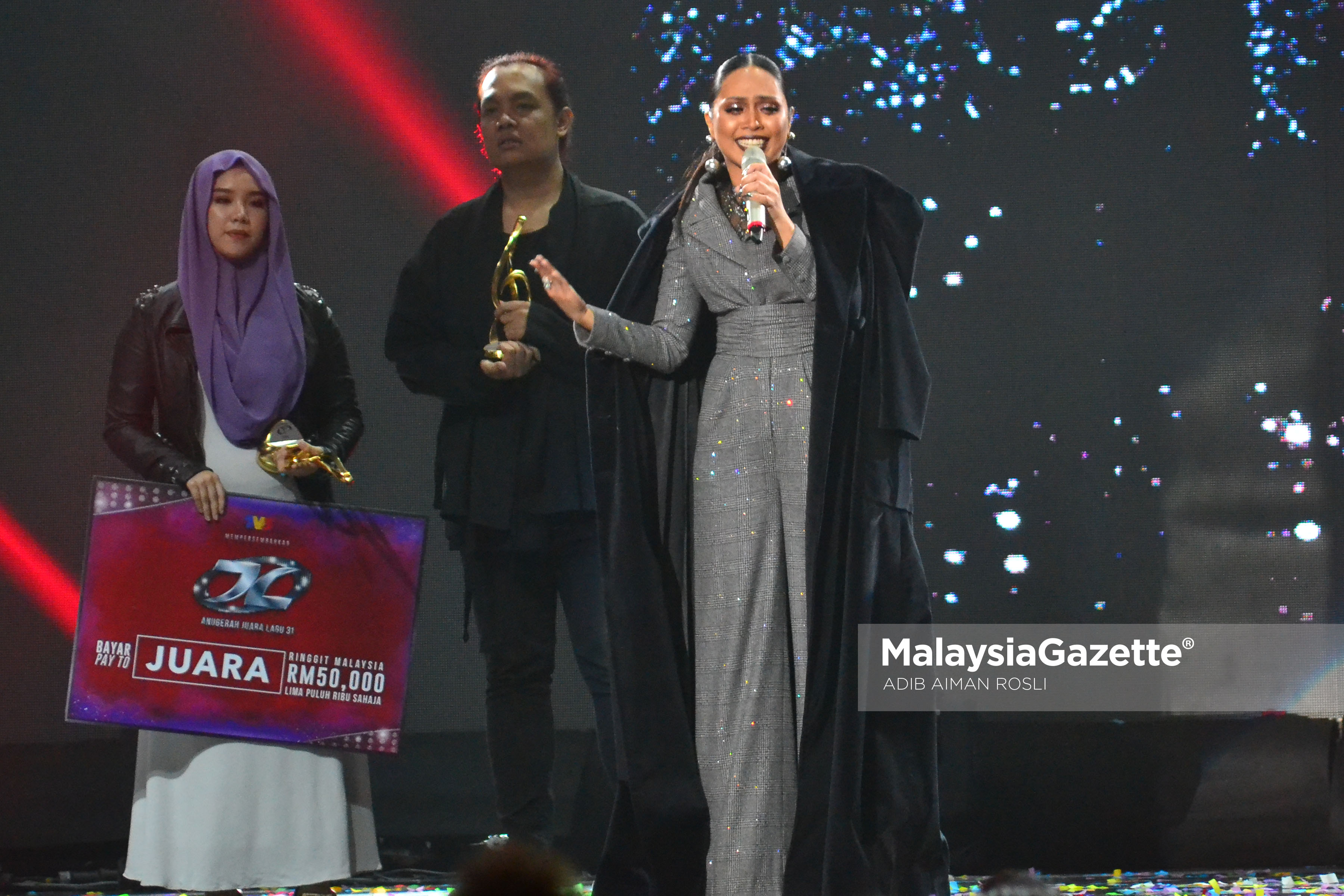 Juara Anugerah Juara Lagu YANG KE 31, Dayang Nurfaezah dengan lagu" Lelaki Teragung" di Pusat Dagangan Dunia Putra (PWTC), Kuala Lumpur. foto ADIB AIMAN ROSLI