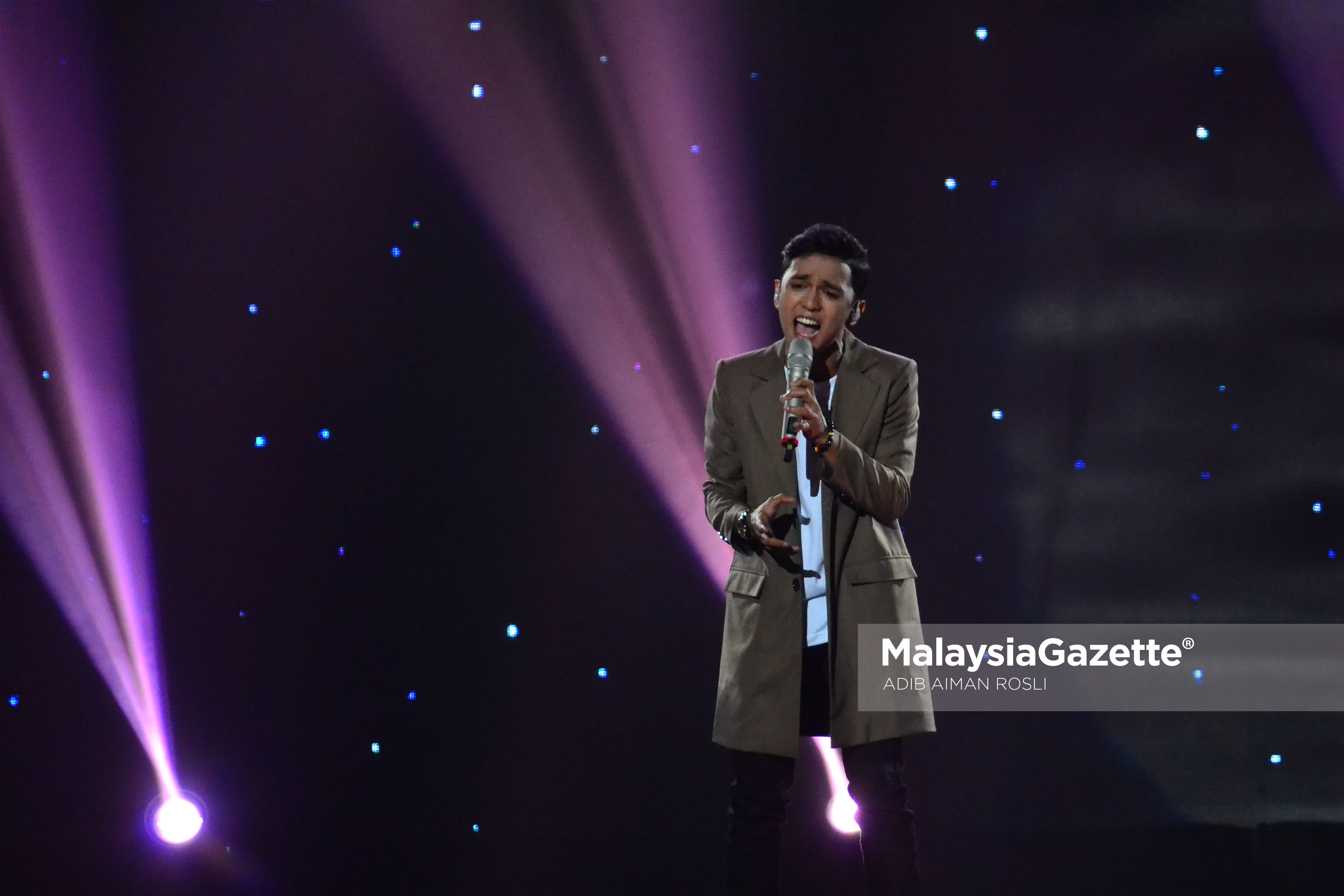 Persembahan dari Aiman Tino pada malam Anugerah Juara Lagu KE 31 di Pusat Dagangan Dunia Putra (PWTC), Kuala Lumpur. foto ADIB AIMAN ROSLI, 22 JANUARI 2017