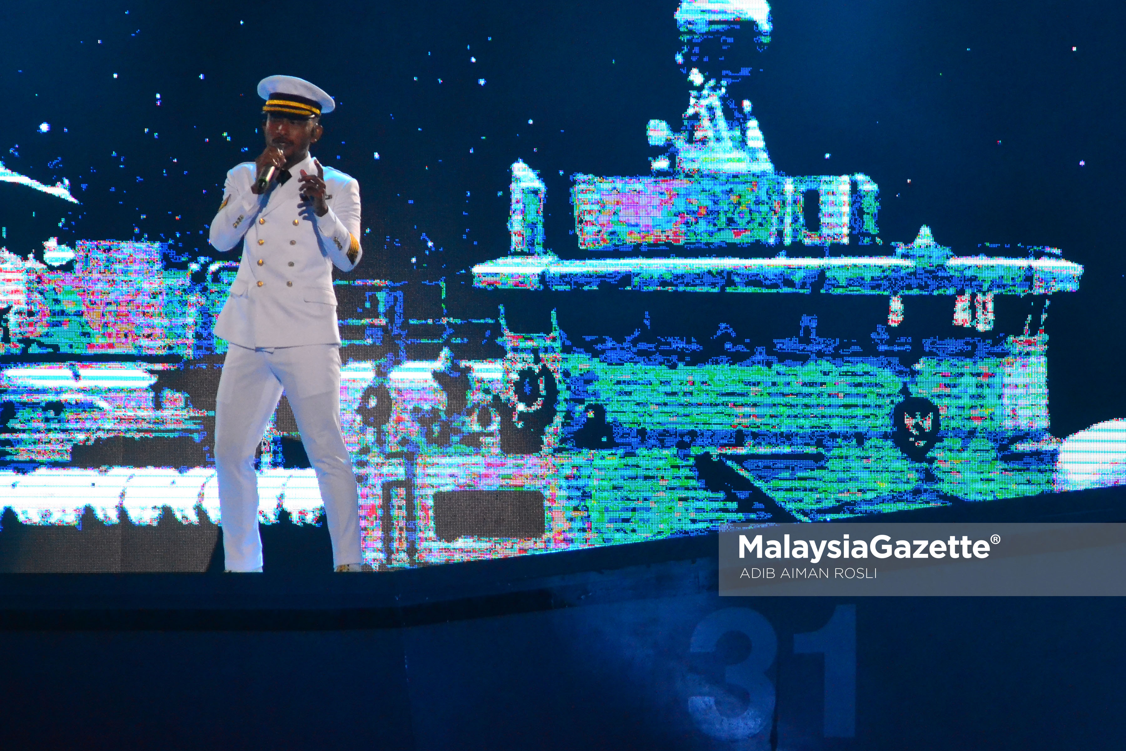 Persembahan dari Black yang memakai pakaian seragam Tentera Laut untuk persembahan nyanyian lagu "Anugerah Terindah" pada malam Anugerah Juara Lagu KE 31 di Pusat Dagangan Dunia Putra (PWTC), Kuala Lumpur. foto ADIB AIMAN ROSLI, 22 JANUARI 2017
