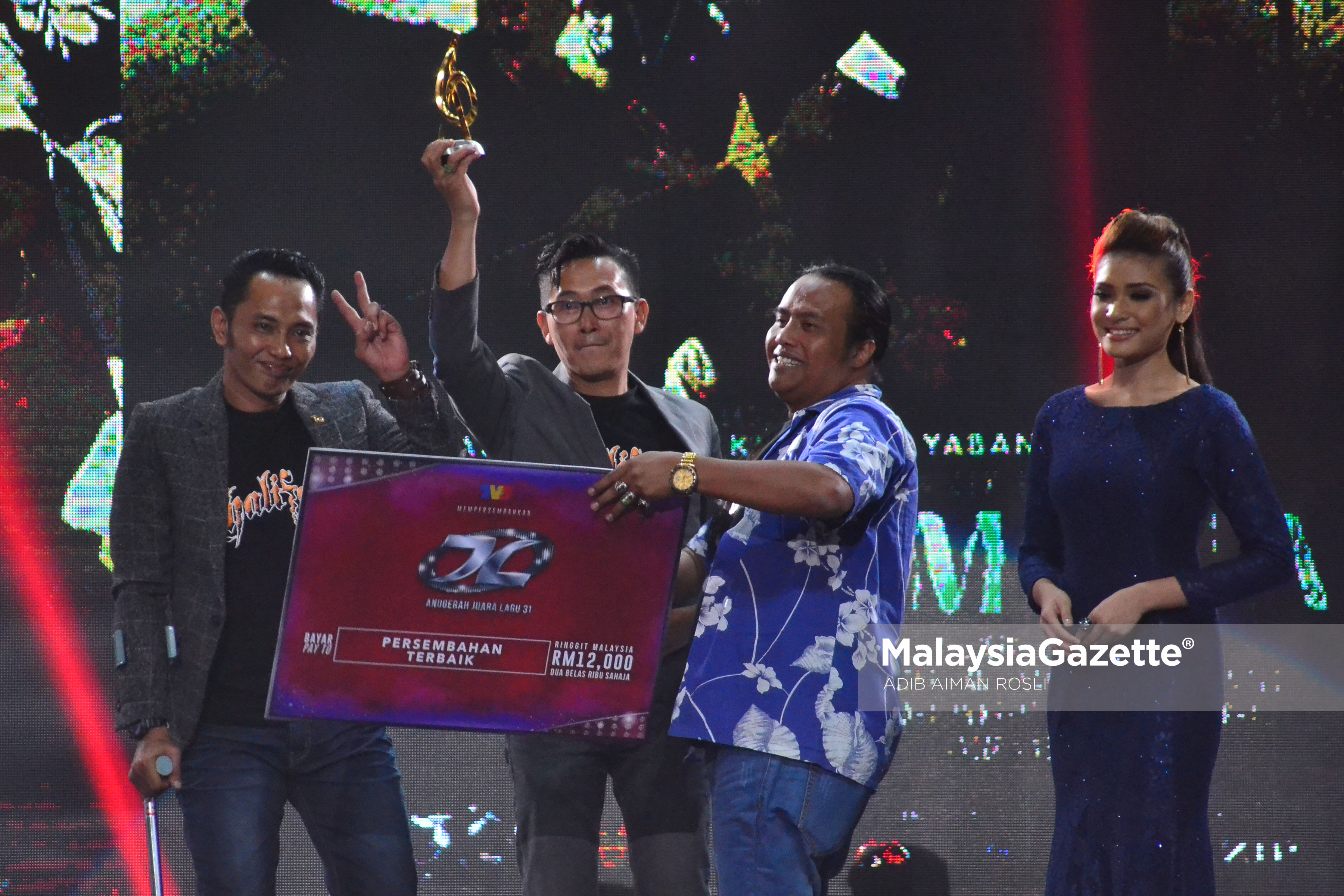 Kumpulan Khalifah dinobatkan sebagai pemenang "Persembahan Terbaik" pada malam Anugerah Juara Lagu KE 31 di Pusat Dagangan Dunia Putra (PWTC), Kuala Lumpur. foto ADIB AIMAN ROSLI, 22 JANUARI 2017.