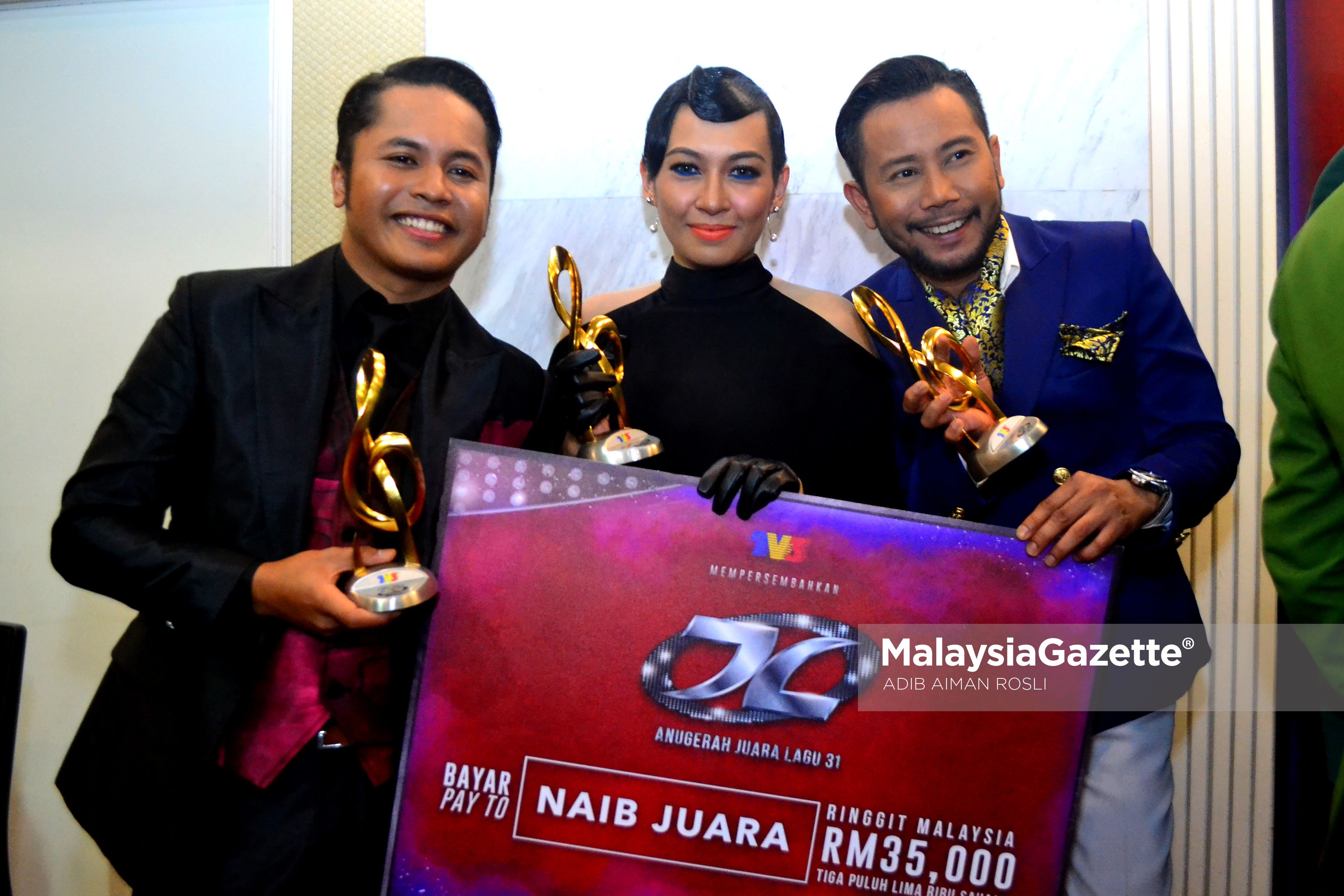 Hafiz Suip (kiri), Misha Omar (tengah) dan Ajai (kanan) dinobatkan sebagai pemenang Naib Juara pada Anugerah Juara Lagu KE 31 di Pusat Dagangan Dunia Putra (PWTC), Kuala Lumpur. foto ADIB AIMAN ROSLI, 22 JANARI 2017