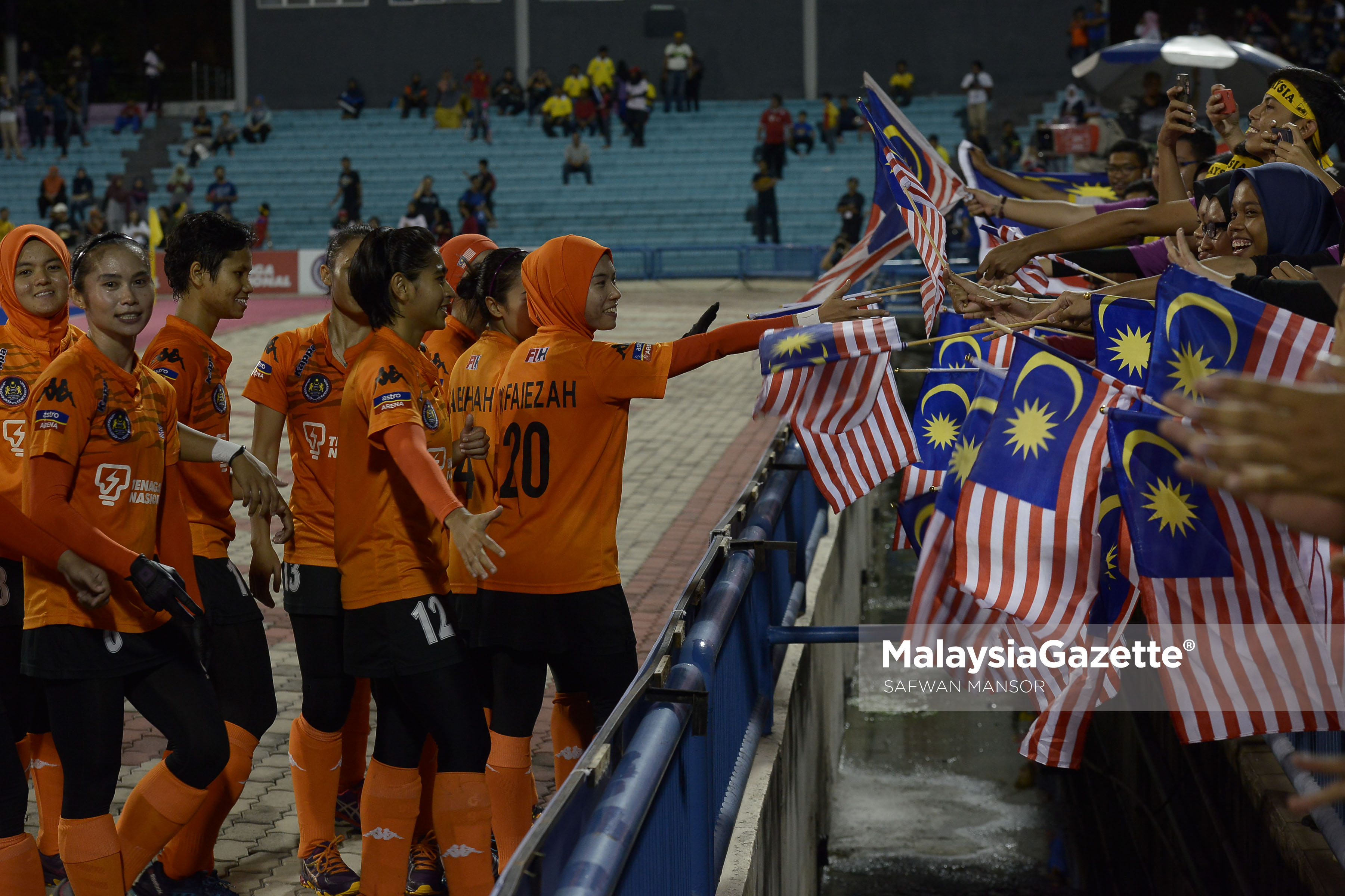 Pemain-pemain Malaysia bersalaman dab berterima kasih dengan sebahagian penyokong Malaysia selepas tewas kepada Ireland 3-0 pada Perlawanan Akhir Liga Hoki Wanita Dunia pusingan 2 di Stadium Hoki Jalan Tun Razak, Kuala Lumpur. foto SAFWAN MANSOR, 22 JANUARI 2017