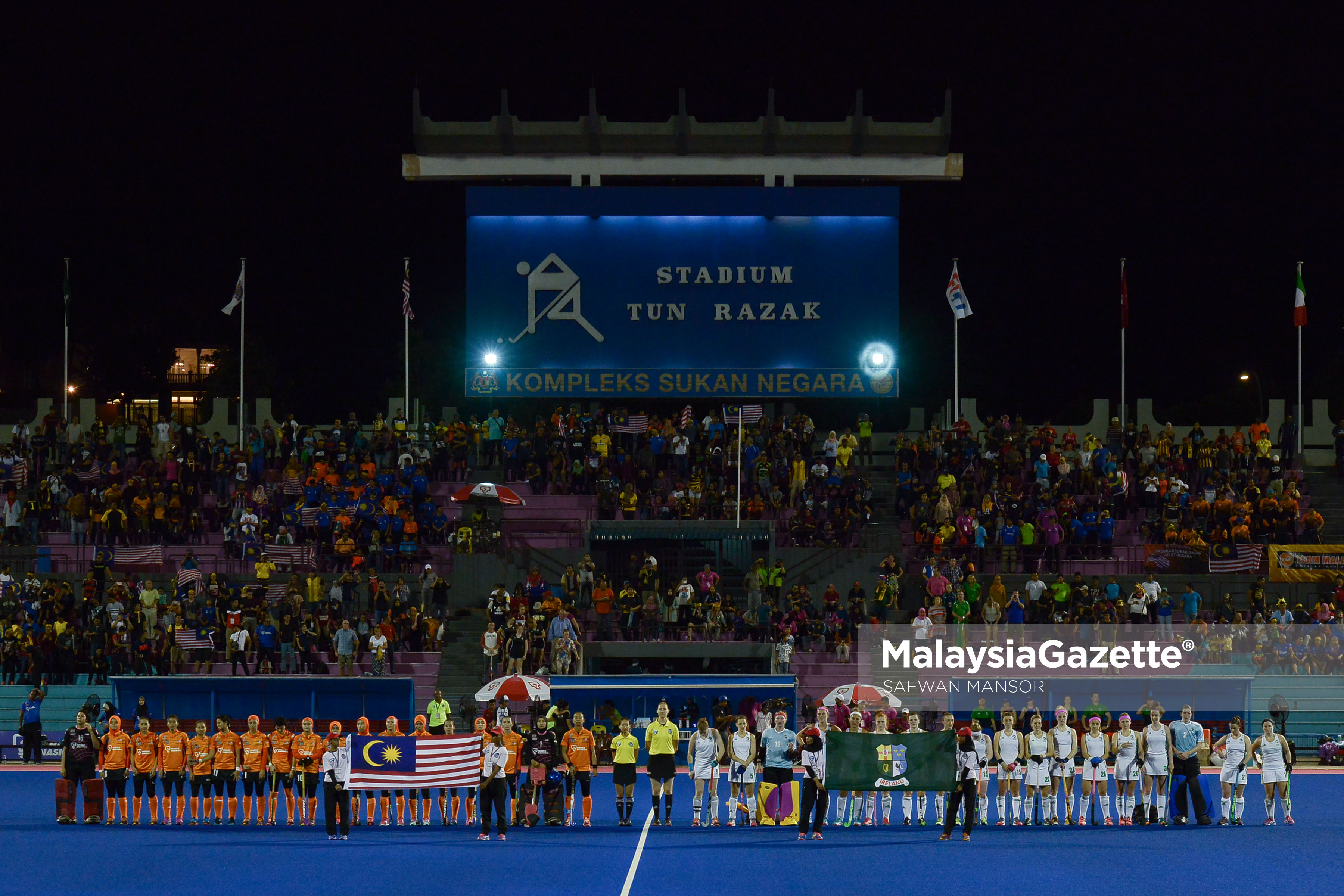 Barisan kesebelasan utama pasukan Malaysia & Ireland menyanyikan lagu kebangsaan negara masing-masing sebelum bermulanya Perlawanan Akhir Liga Hoki Wanita Dunia pusingan 2 di Stadium Hoki Jalan Tun Razak, Kuala Lumpur. foto SAFWAN MANSOR, 22 JANUARI 2017