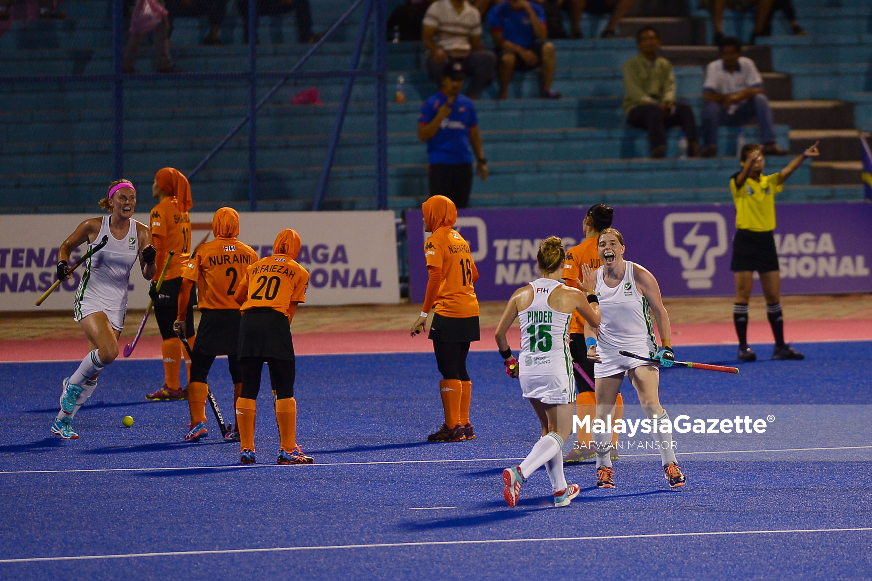 Pemain Ireland, Wilzon Zoe (kanan) meraikan jaring kedua pasukan yang dihasilkannya pada Perlawanan Akhir Liga Hoki Wanita Dunia pusingan 2 di Stadium Hoki Jalan Tun Razak, Kuala Lumpur. foto SAFWAN MANSOR, 22 JANUARI 2017