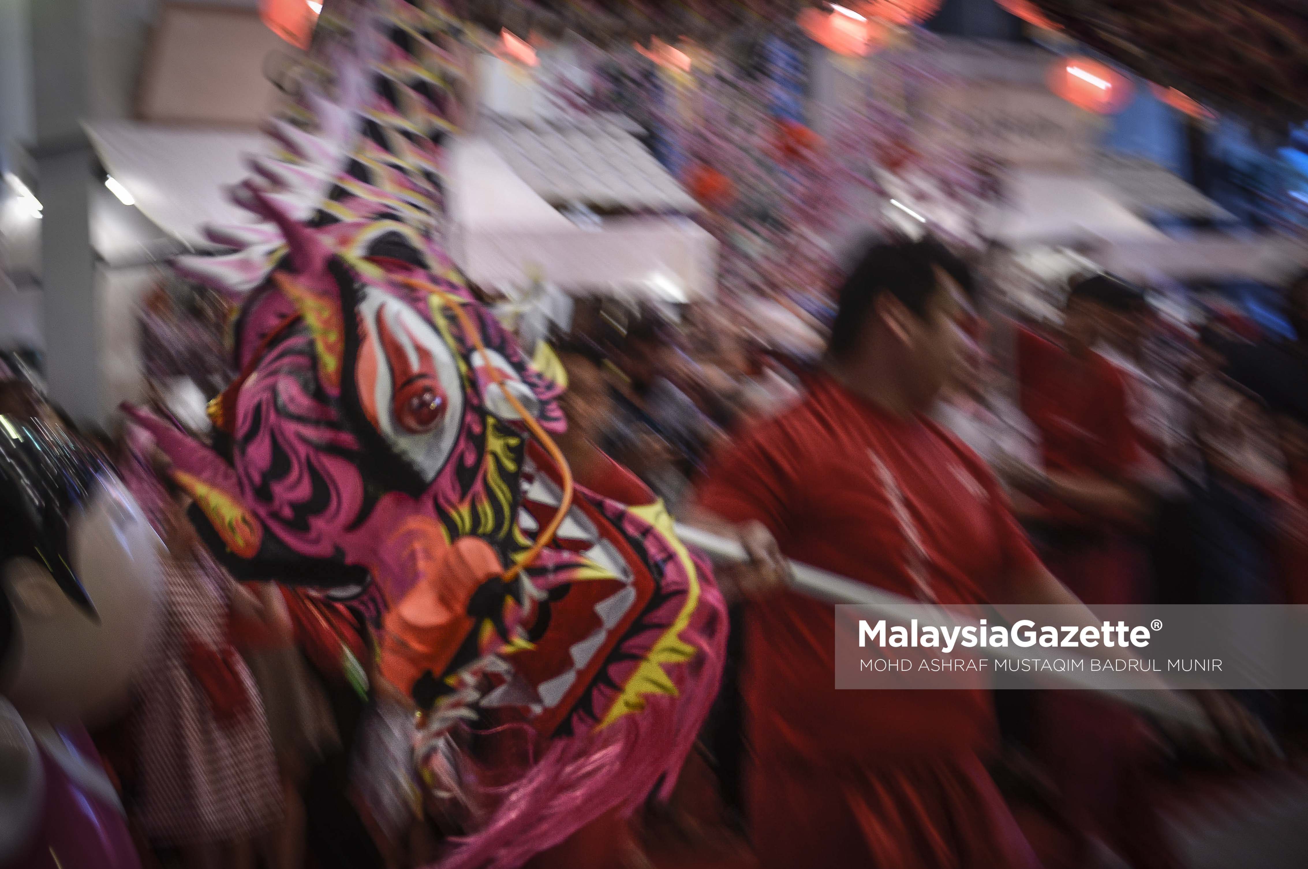 Persembahan Tarian Naga sebagai simbolik di ruang pameran budaya masyarakat Tiong Hua yang dipamerkan sempena perayaan Tahun Baru Cina 2017 ketika tinjauan lensa Malaysia Gazette di Berjaya Times Square Kuala Lumpur. foto ASHRAF MUSTAQIM BADRUL MUNIR, 28 JANUARI 2017.