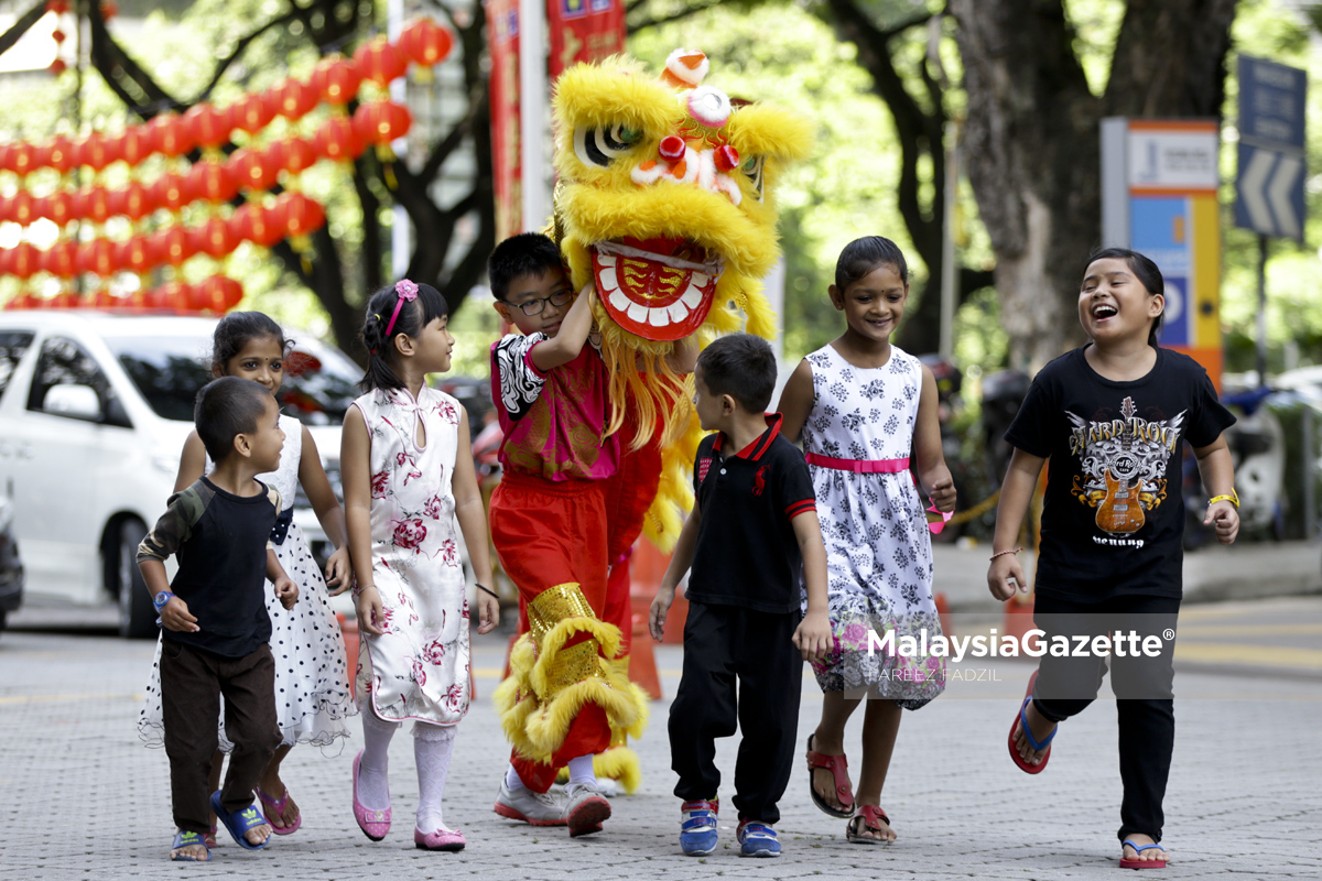 Sekumpulan kanak-kanak kelihatan bermain bersama kostum kepala singa di hadapan Wisma MCA sempena sambutan Tahun Baru Cina di Jalan Ampang, Kuala Lumpur. foto FAREEZ FADZIL, 28 JANUARI 2017