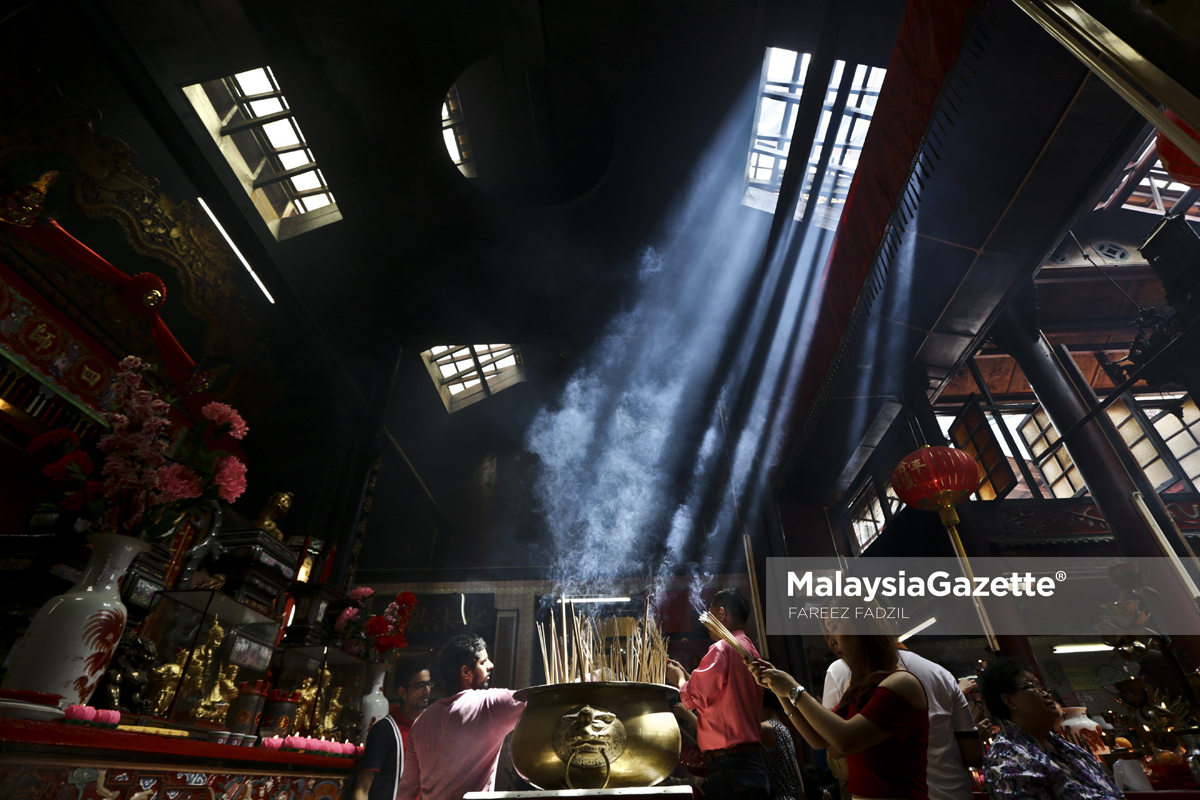 Sebahagian masyarakat Tionghoa melakukan upacara kepercayaan mereka sempena sambutan perayaan Tahun Baru Cina ketika tinjauan lensa Malaysia Gazette di Tokong Sin Sze Si Ya, Kuala Lumpur. foto FAREEZ FADZIL, 28 JANUARI 2017