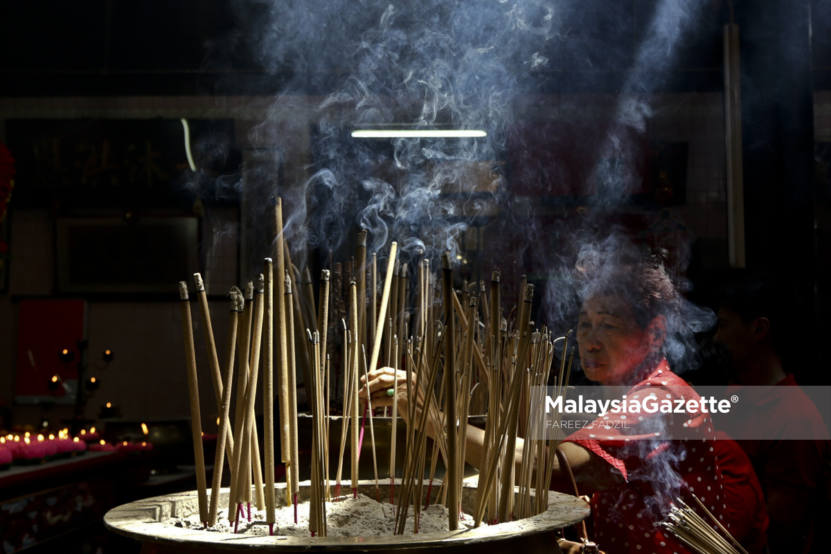 Seorang warga emas masyarakat Tionghoa melakukan upacara kerpercayaan mereka sempena sambutan perayaan Tahun Baru Cina ketika tinjauan lensa Malaysia Gazette di Tokong Sin Sze Si Ya, Kuala Lumpur. foto FAREEZ FADZIL, 28 JANUARI 2017