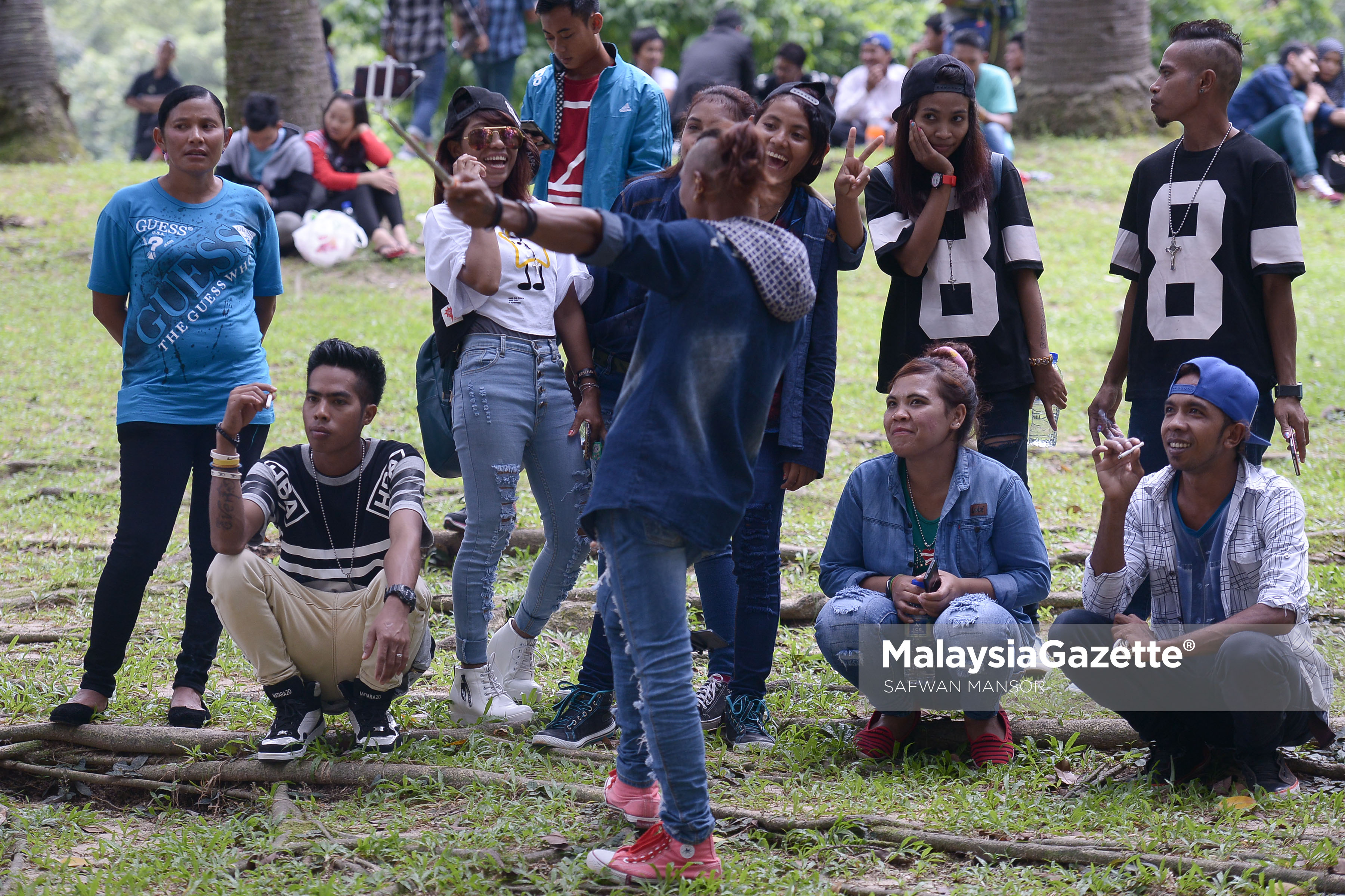 Gelagat sekumpulan warga asing Indonesia menghabiskan waktu mereka bersiar di Taman Rekreasi KLCC, Kuala Lumpur sempena cuti perayaan Tahun Baru Cina . foto SAFWAN MANSOR, 29 JANUARI 2017