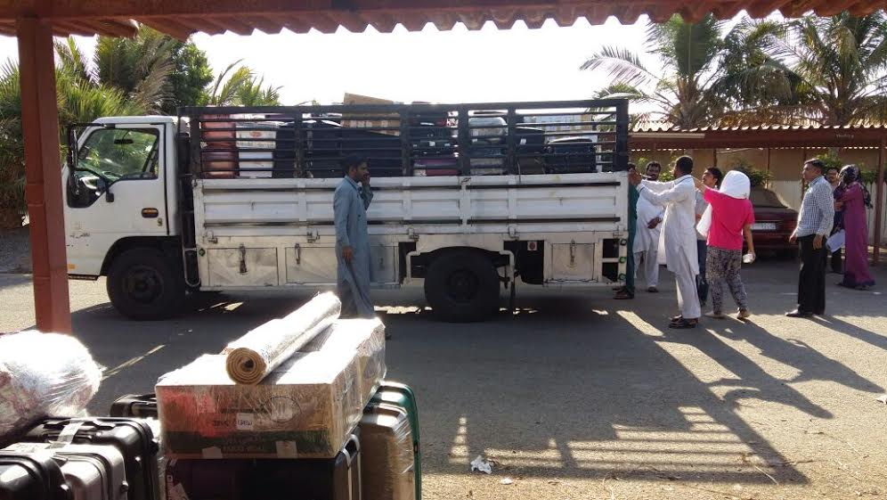 Pekerja-pekerja mengangkat barangan milik kakitangan Eaglexpress untuk dibawa ke lapangan terbang Jeddah. 