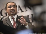 Raja Abdullah pegang tangan Najib sambil berjalan – Jamil Khir