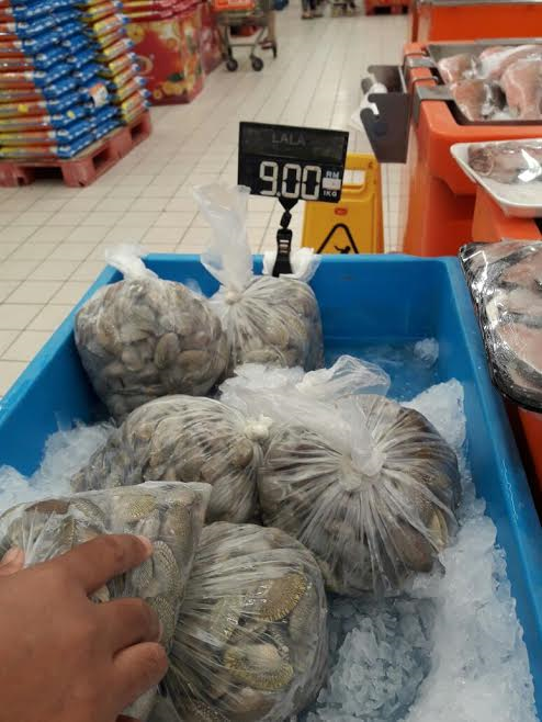 Harga siput lala RM9 sekilogram di sebuah pasar raya di Ampang.