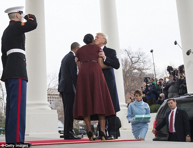 Donald Trump mendahului isterinya Melania ketika disambut oleh Barack Obama dan isteri. Foto Daily Mail